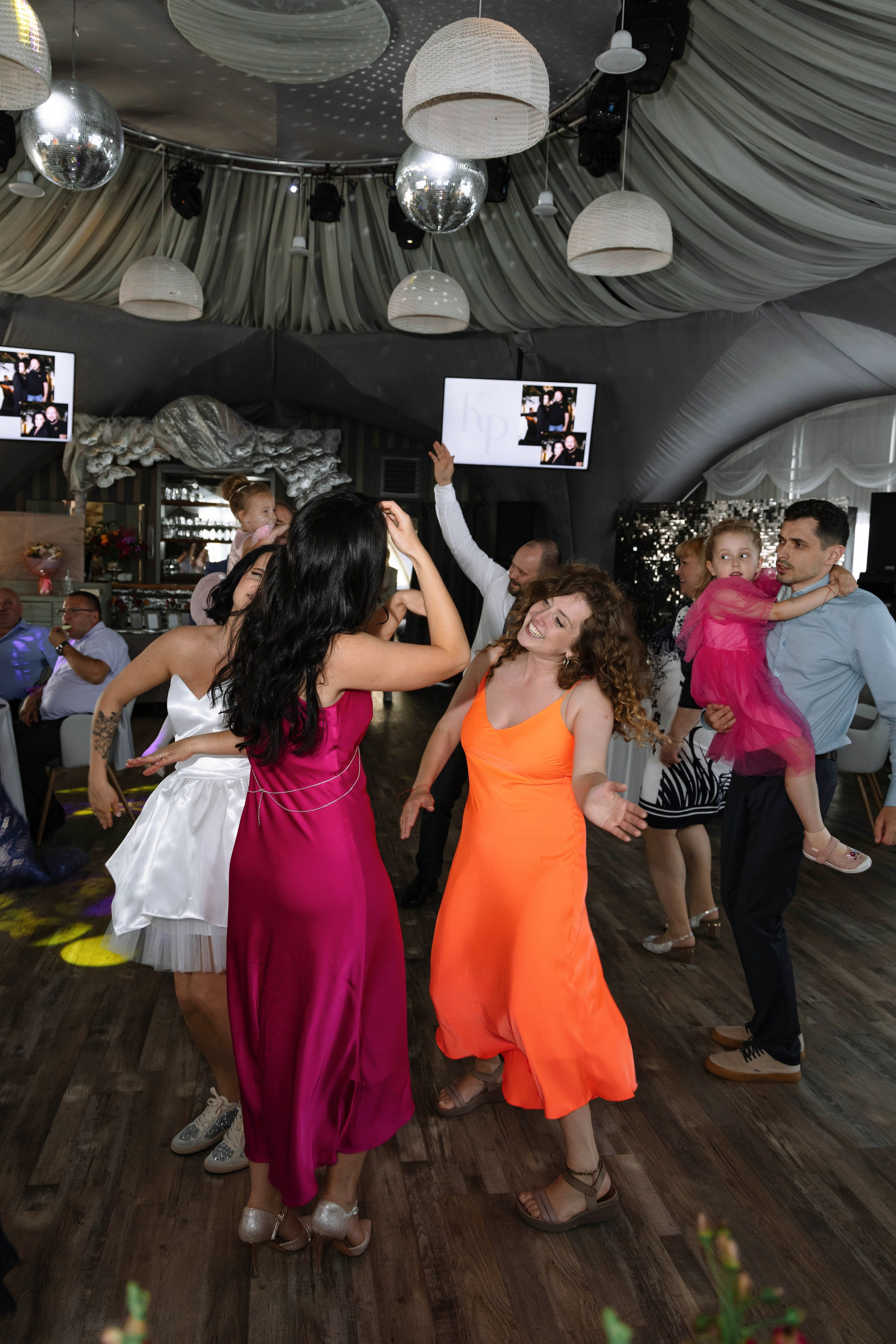 Стильное свадебное платье. Свадебный фотограф и видеограф в Москве, Виктор Архилюк