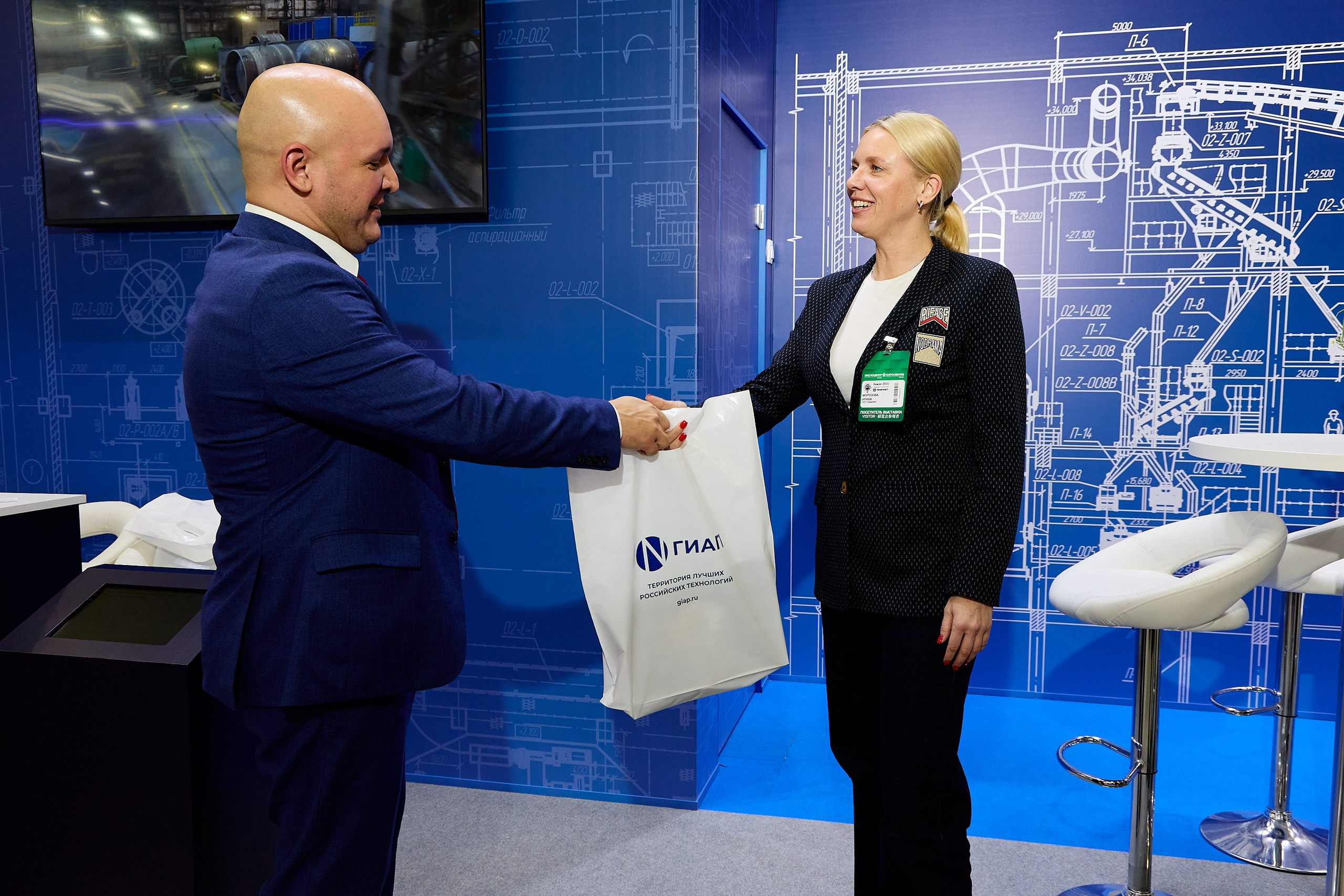 Передача деловой продукции на выставке 