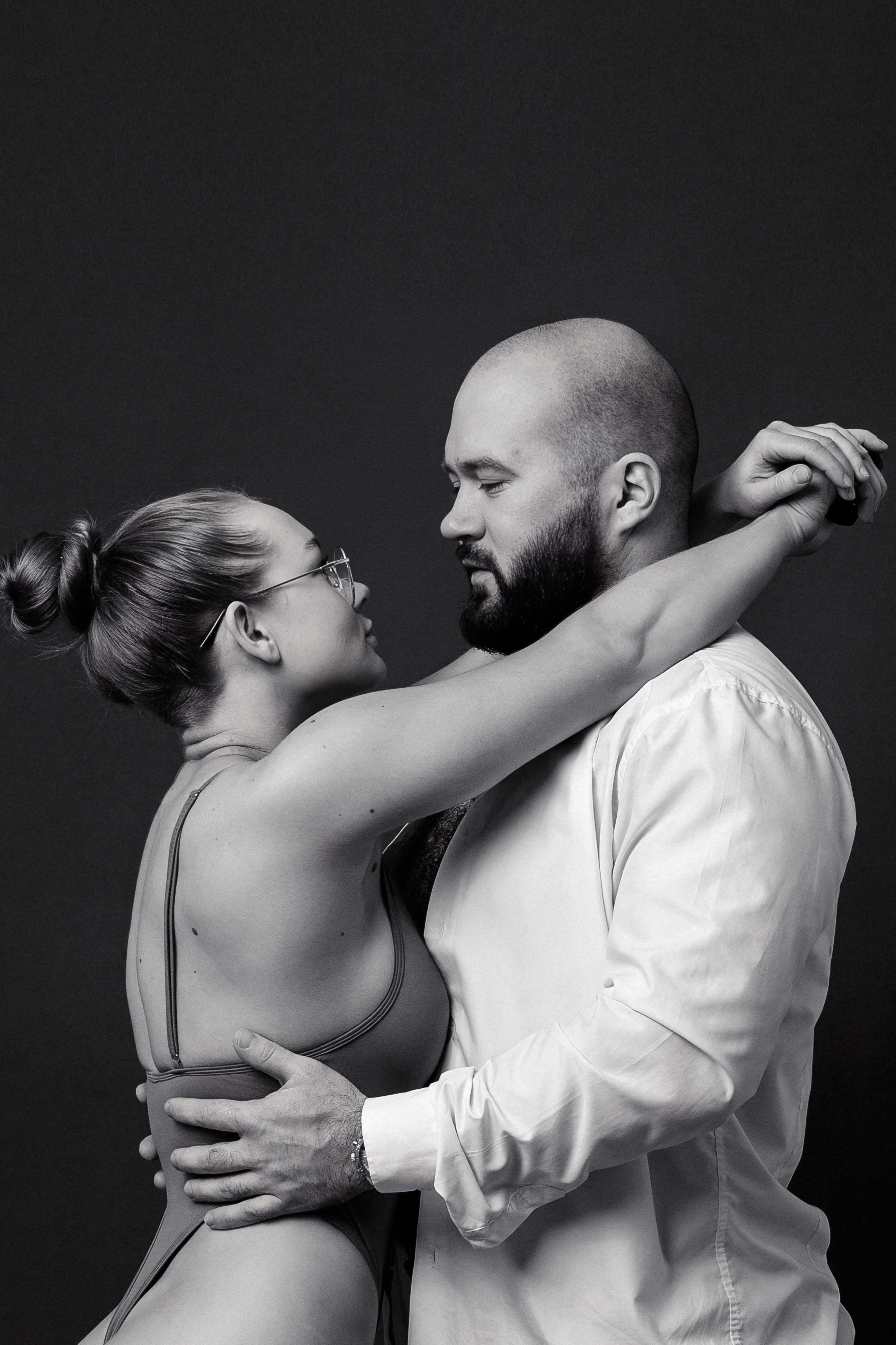 Автопортретная черно белая фотография влюбленной пары 