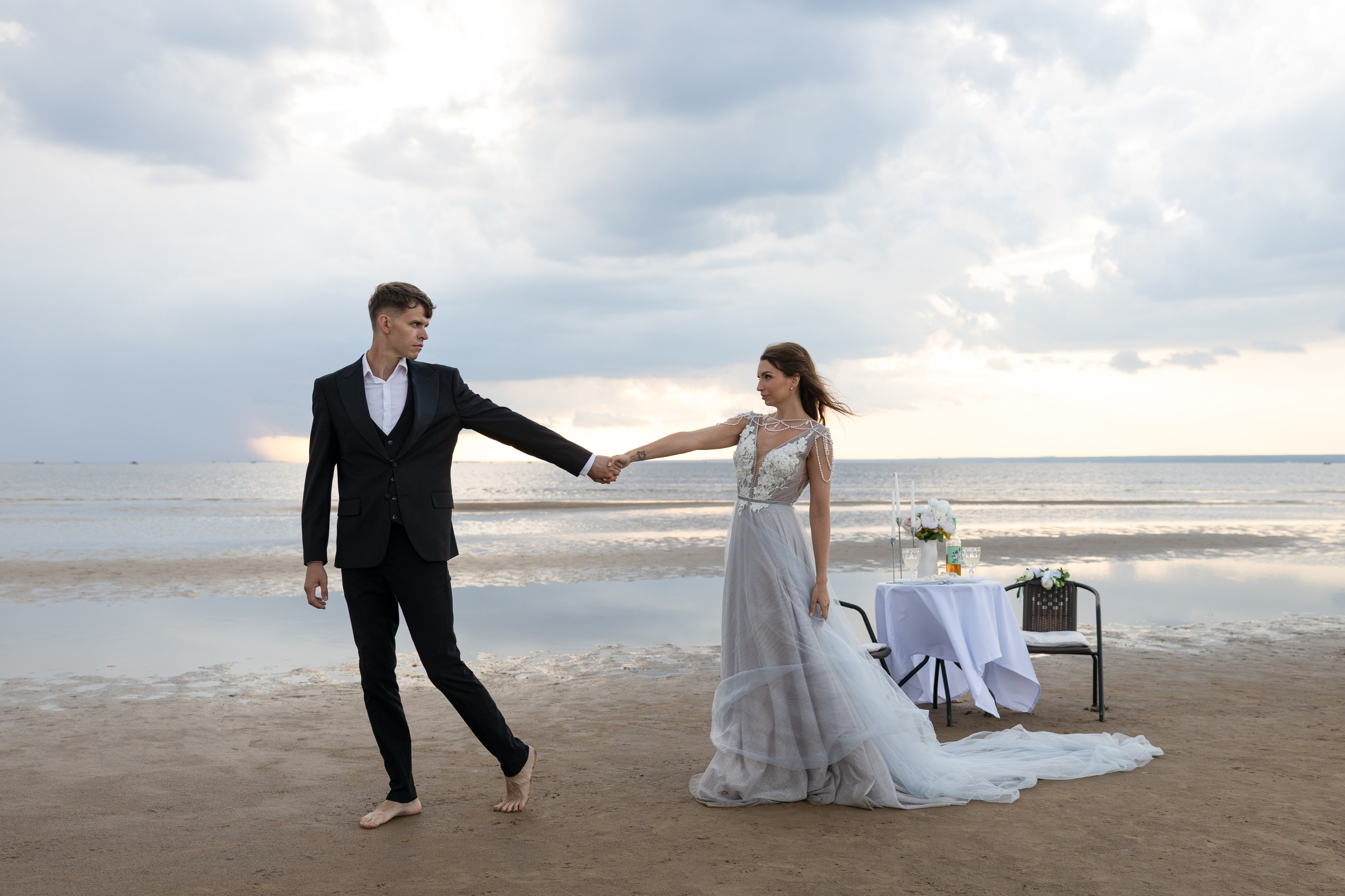 Свадебный ужин для двоих на берегу Финского залива. Фотограф в Санкт-Петербурге Вагнер Юлия