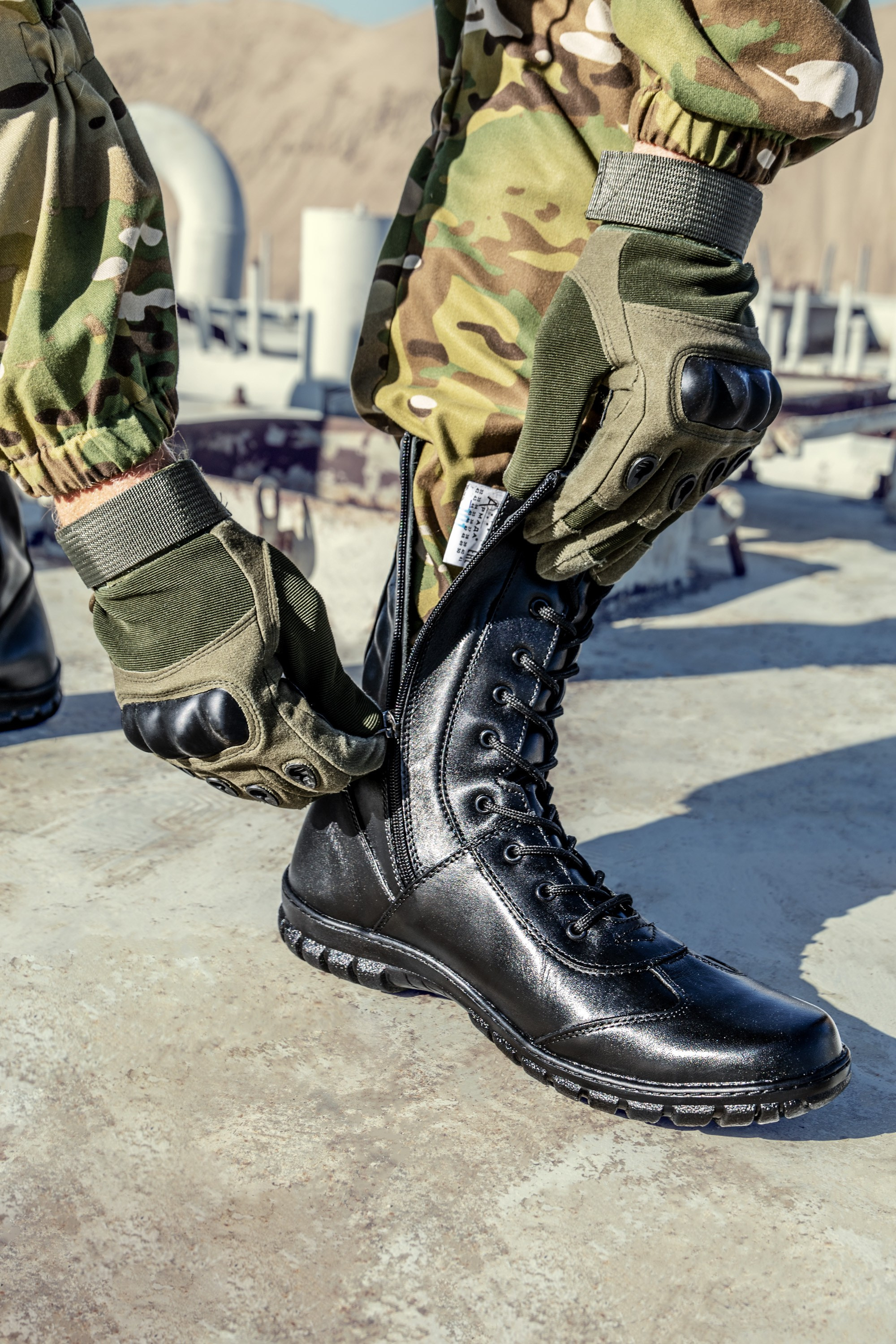 Мужчина в берцах на природном фоне | Съемка для каталога