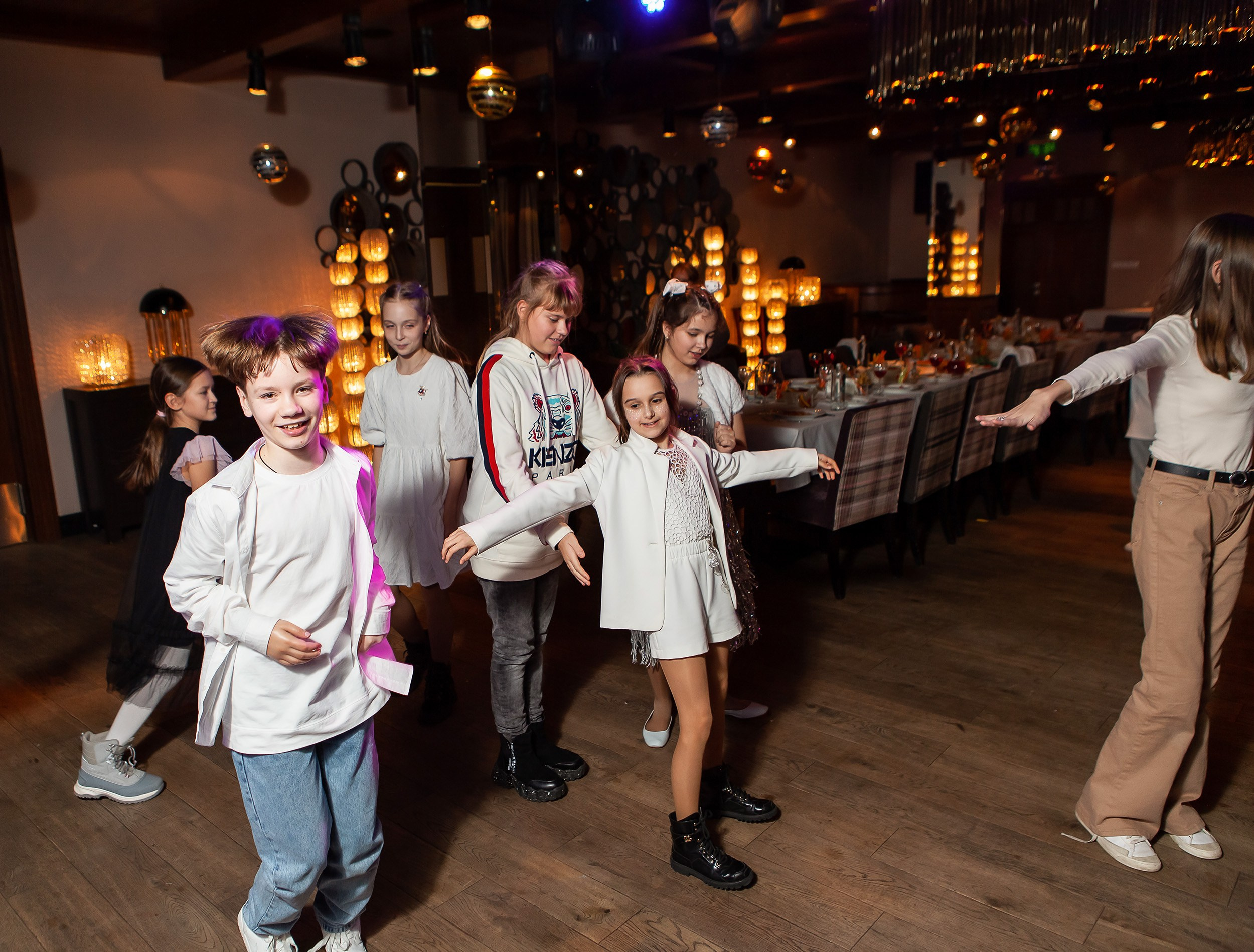 Дети развлекаются на празднике