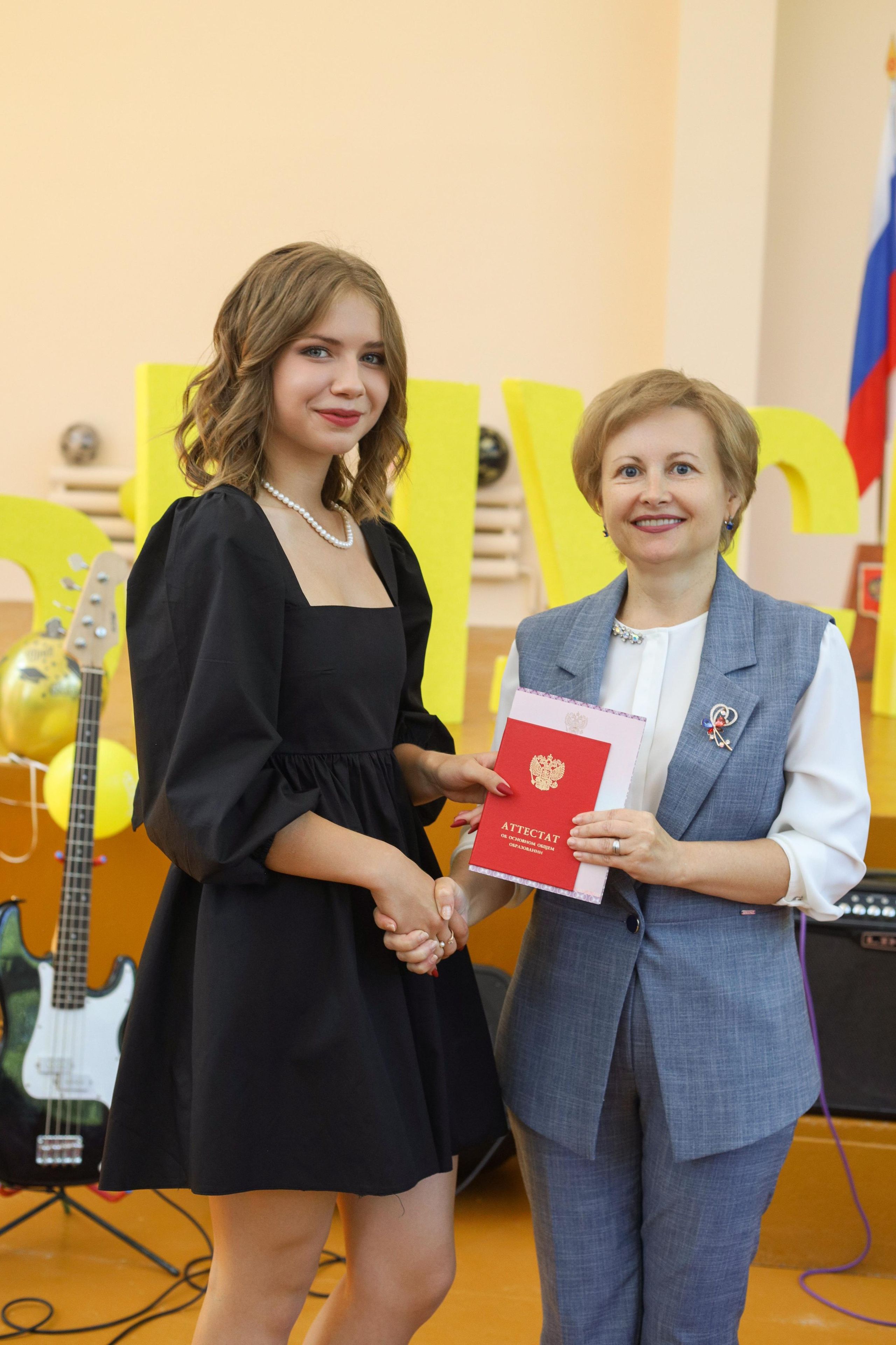 Вручение аттестатов 85 гимн. Фотограф Алёна Кладова