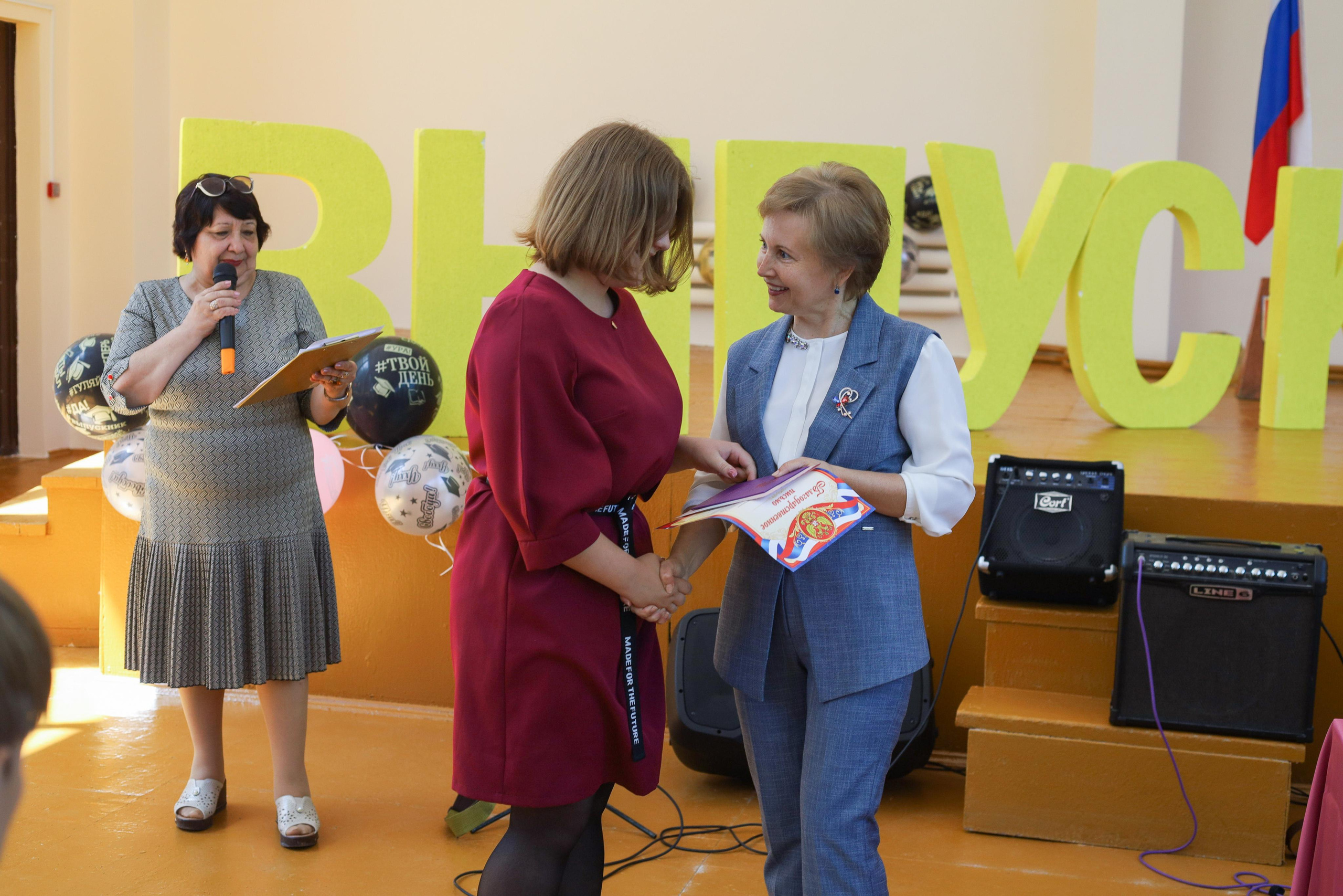 Вручение аттестатов 85 гимн. Фотограф Алёна Кладова