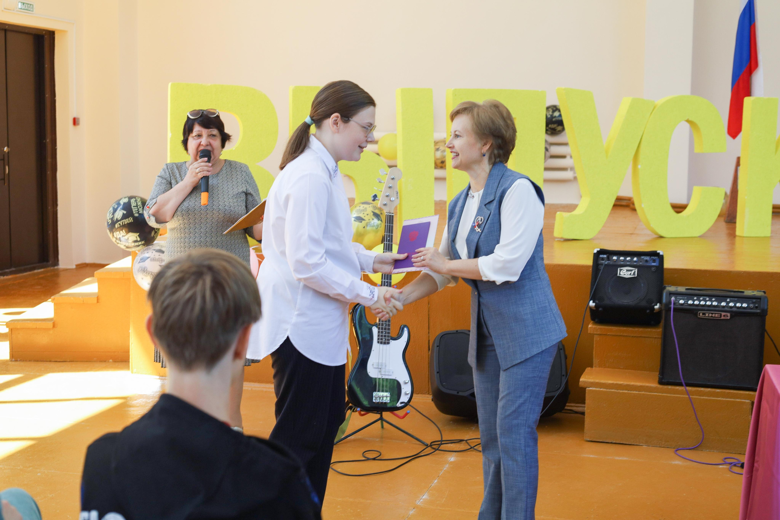 Вручение аттестатов 85 гимн. Фотограф Алёна Кладова