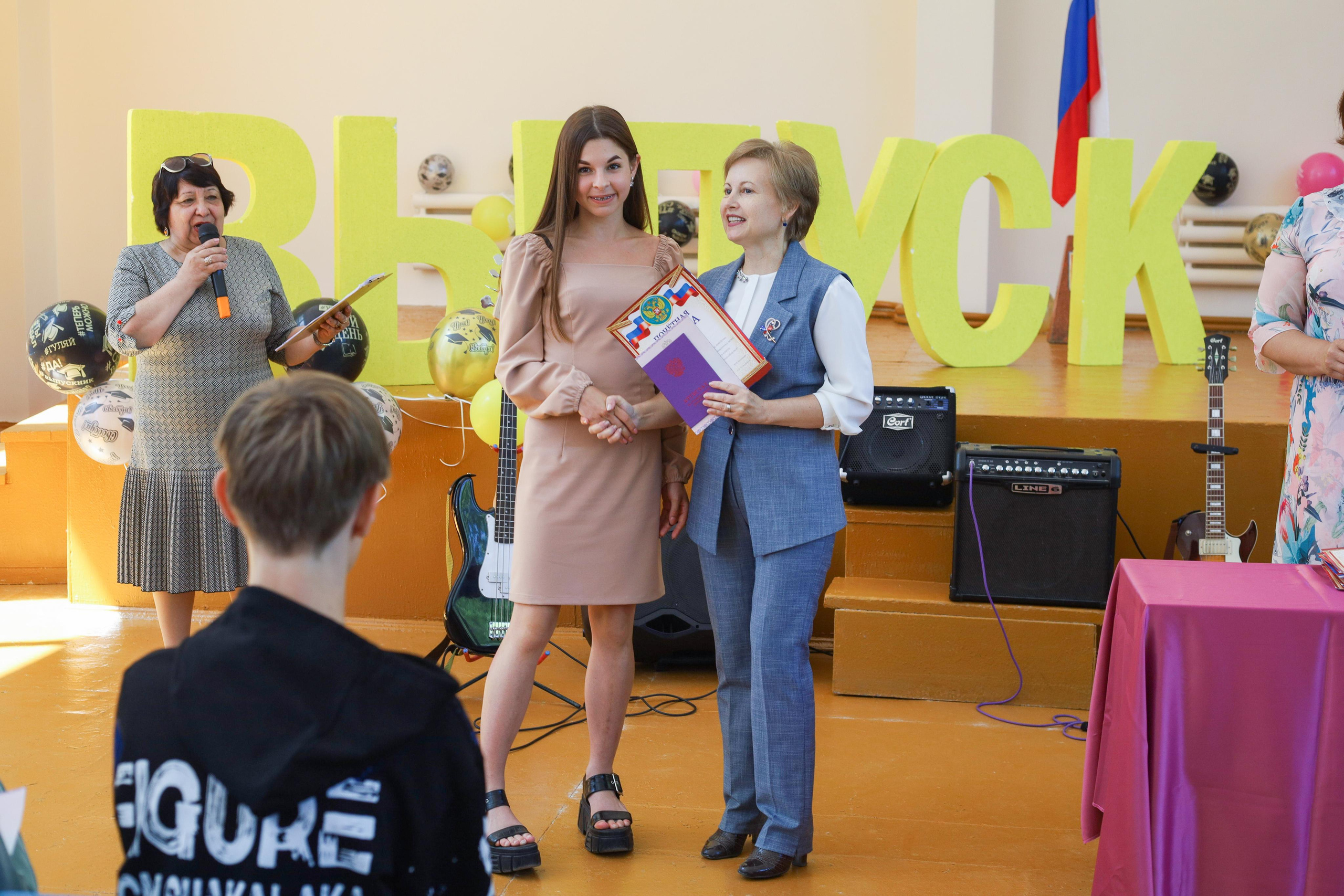 Вручение аттестатов 85 гимн. Фотограф Алёна Кладова