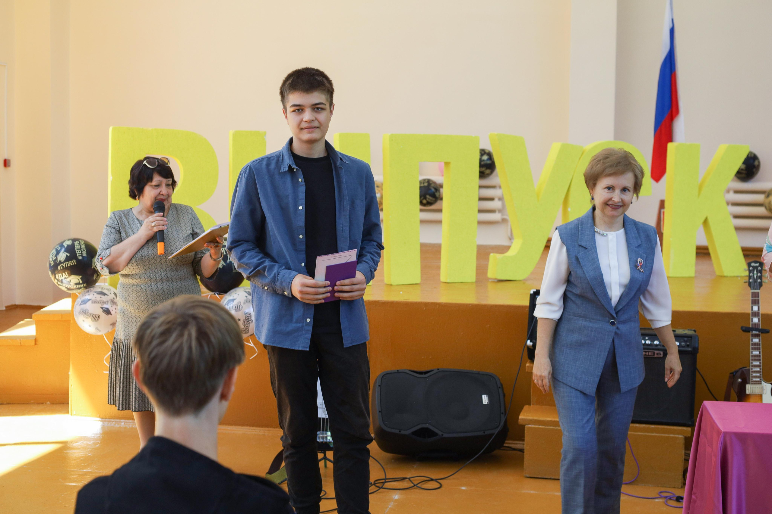 Вручение аттестатов 85 гимн. Фотограф Алёна Кладова