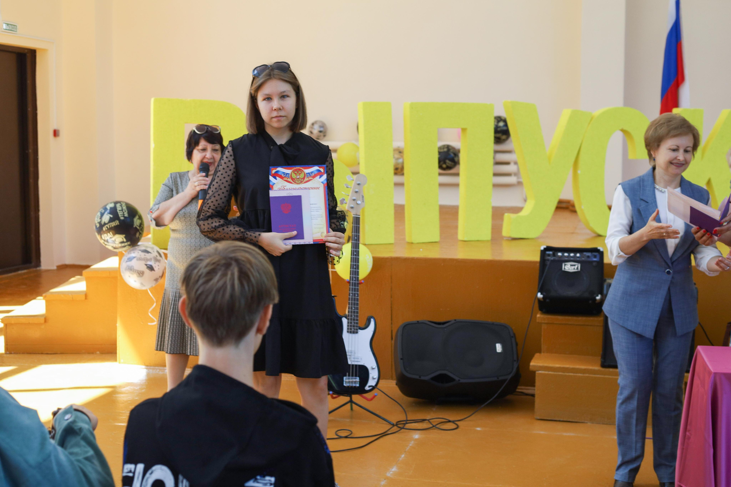 Вручение аттестатов 85 гимн. Фотограф Алёна Кладова