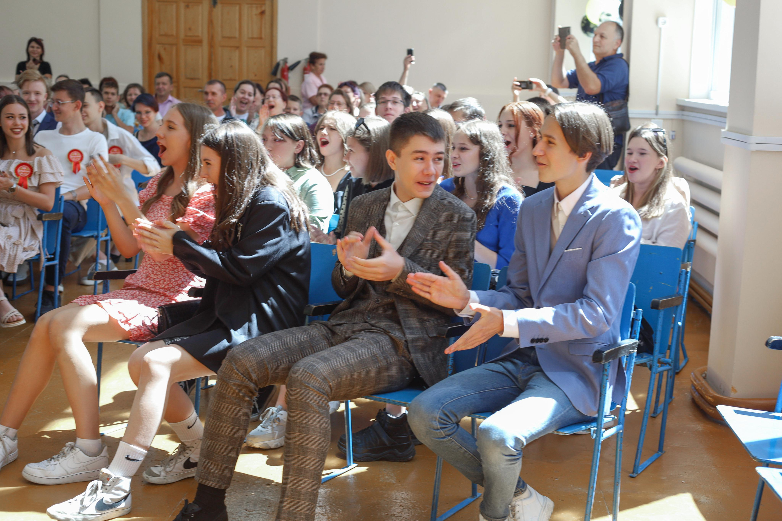 Вручение аттестатов 85 гимн. Фотограф Алёна Кладова