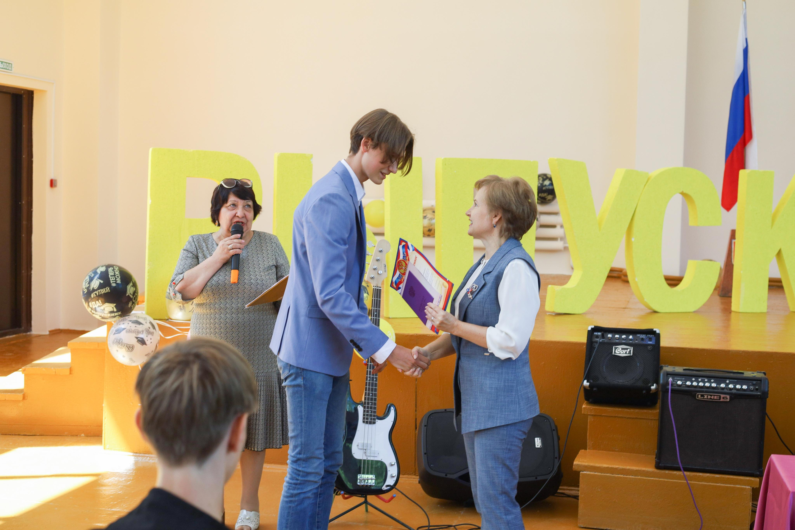 Вручение аттестатов 85 гимн. Фотограф Алёна Кладова