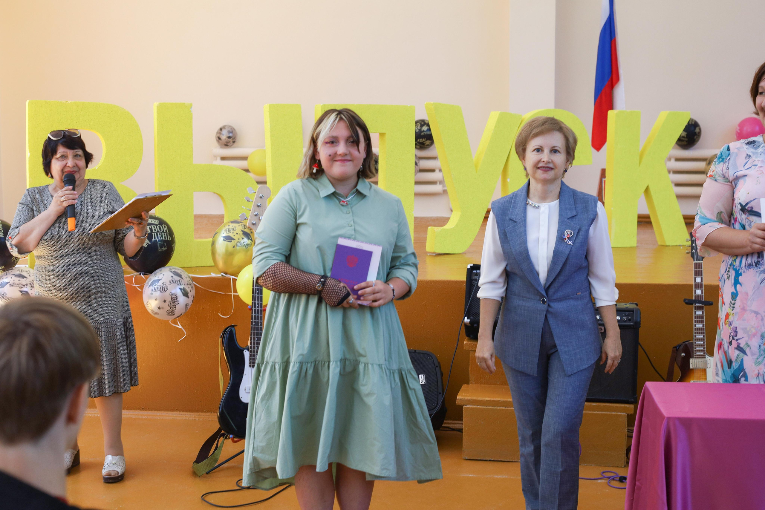 Вручение аттестатов 85 гимн. Фотограф Алёна Кладова