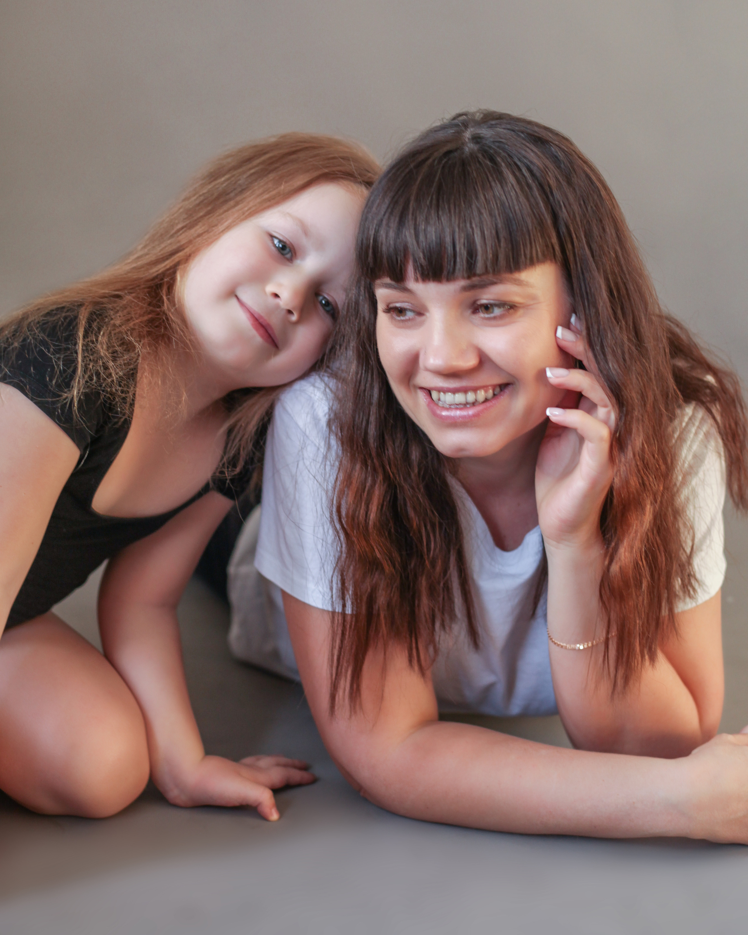 Мама и дочка в студии. Фотограф Алёна Кладова