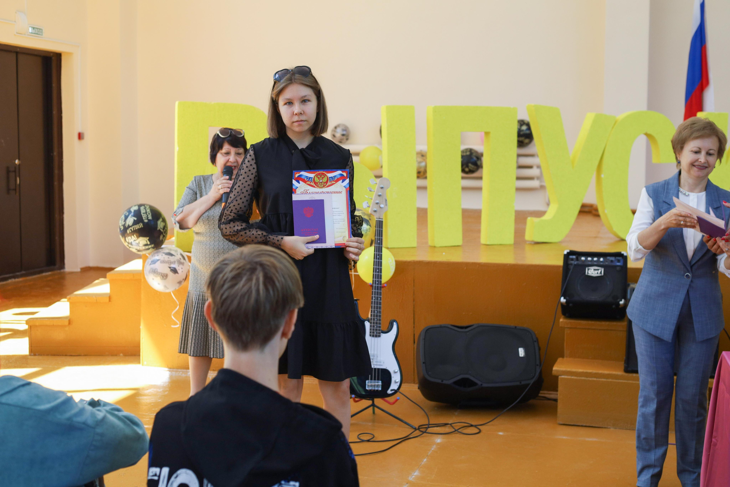 Вручение аттестатов 85 гимн. Фотограф Алёна Кладова