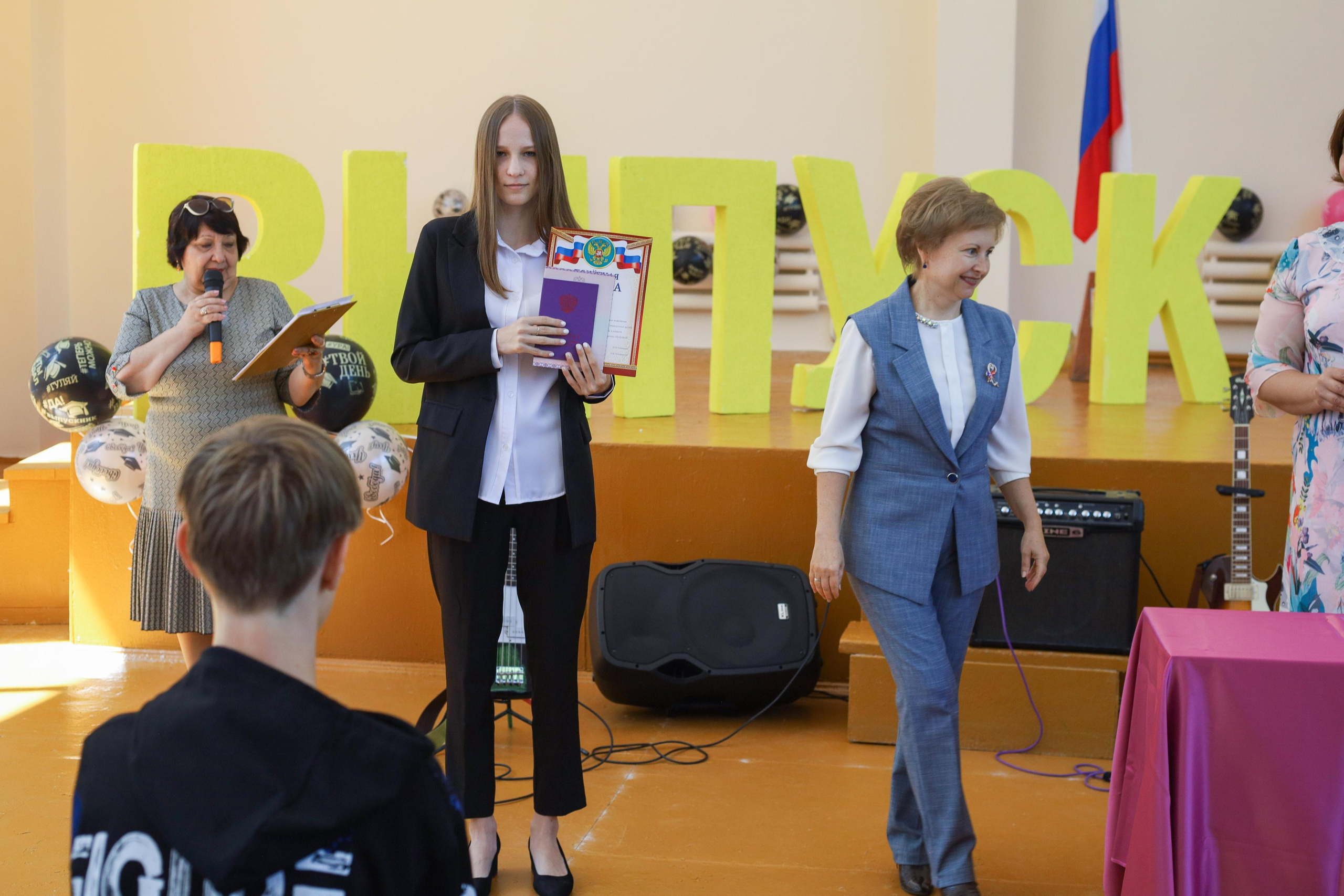 Вручение аттестатов 85 гимн. Фотограф Алёна Кладова