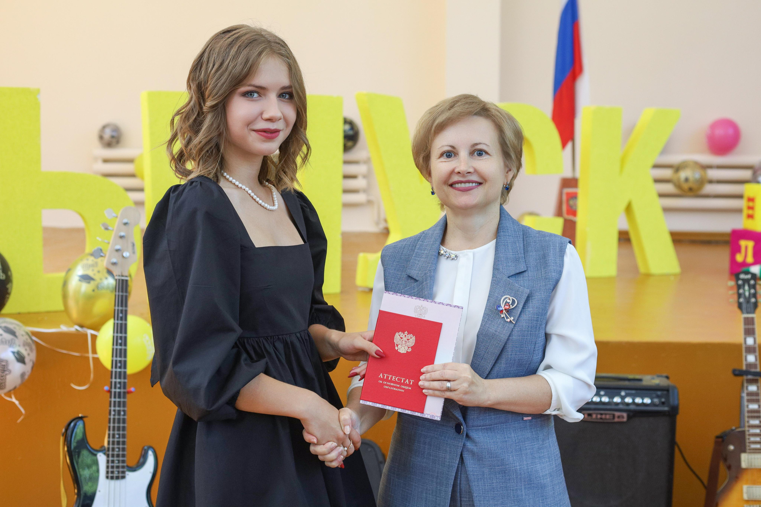 Вручение аттестатов 85 гимн. Фотограф Алёна Кладова