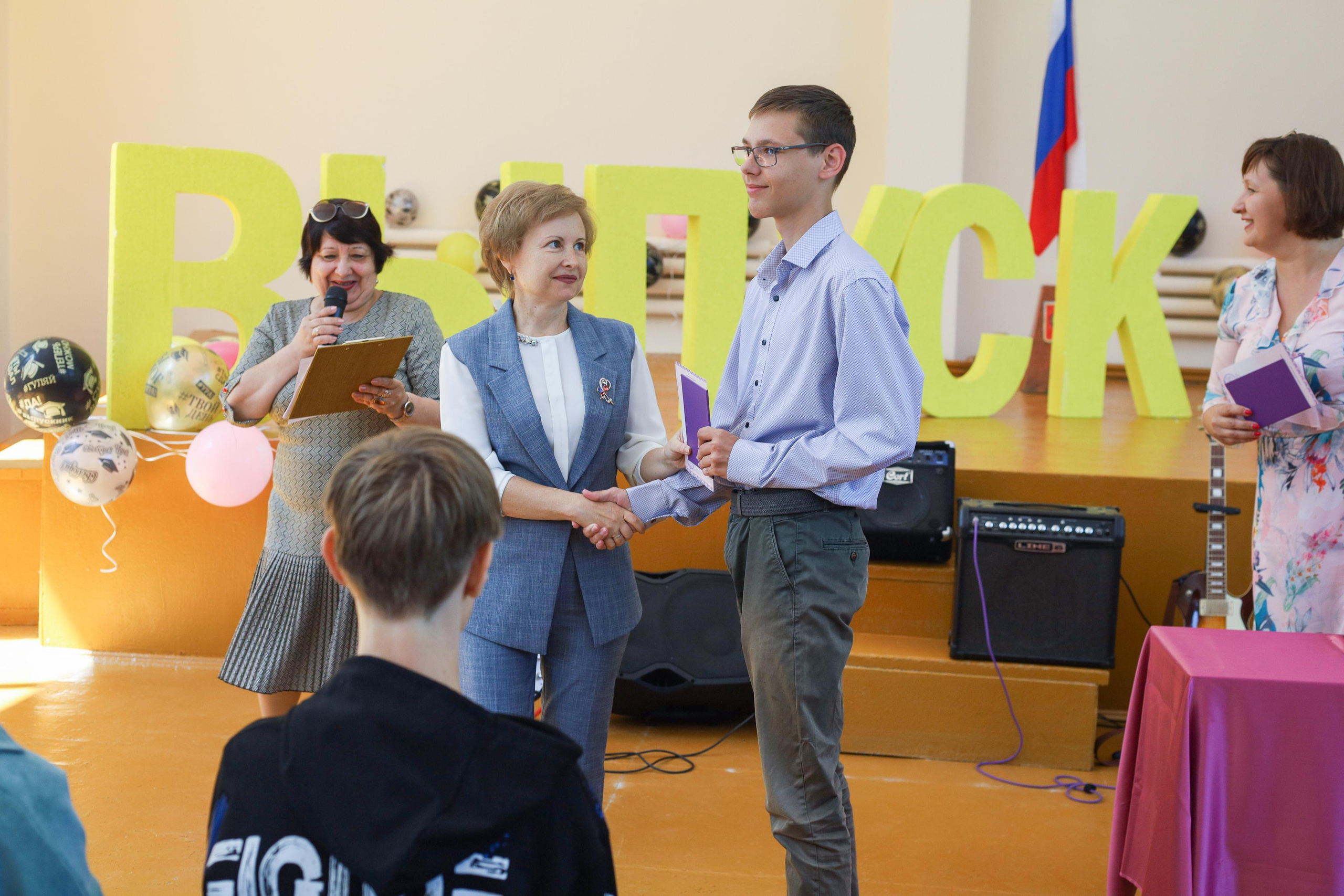 Вручение аттестатов 85 гимн. Фотограф Алёна Кладова