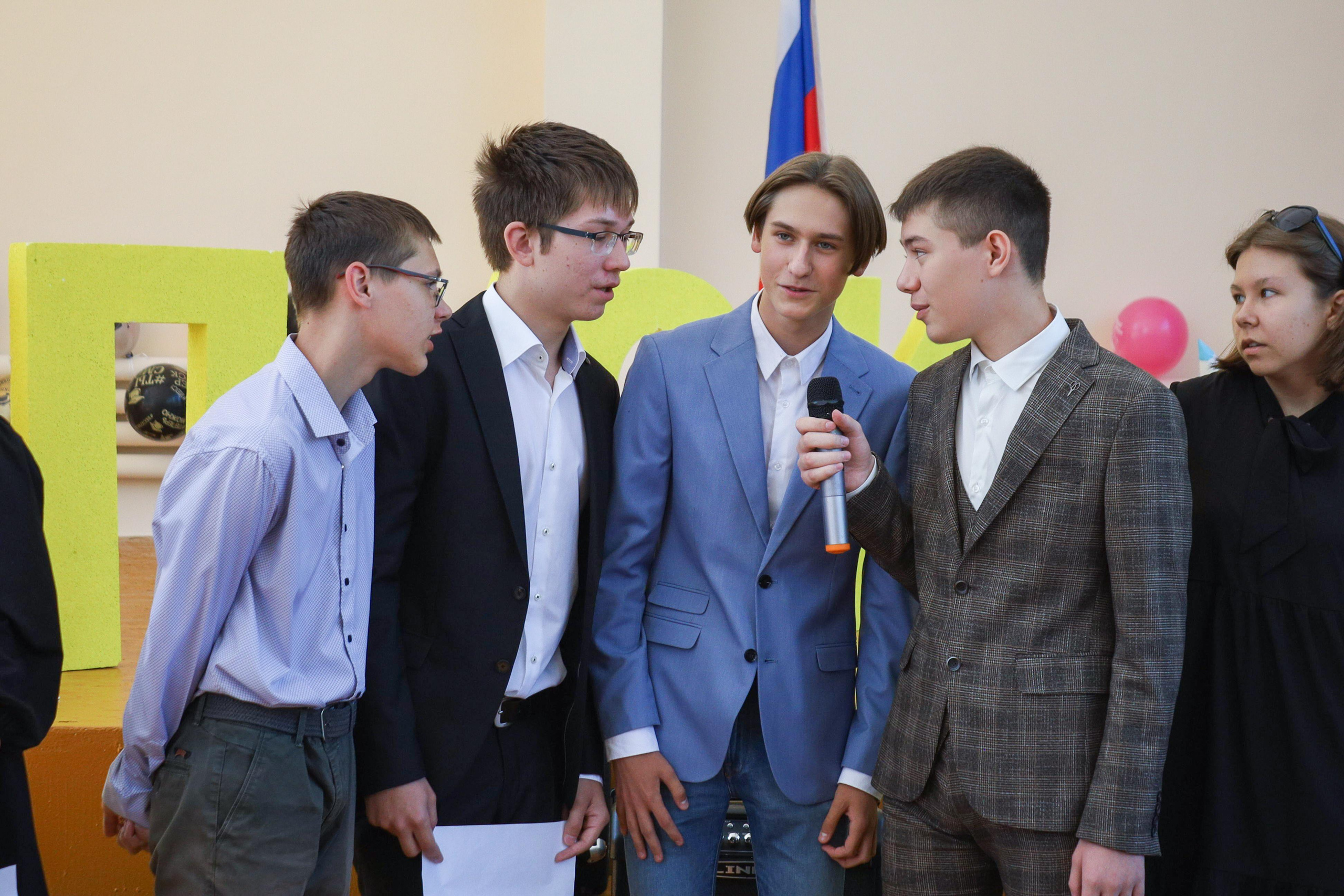 Вручение аттестатов 85 гимн. Фотограф Алёна Кладова