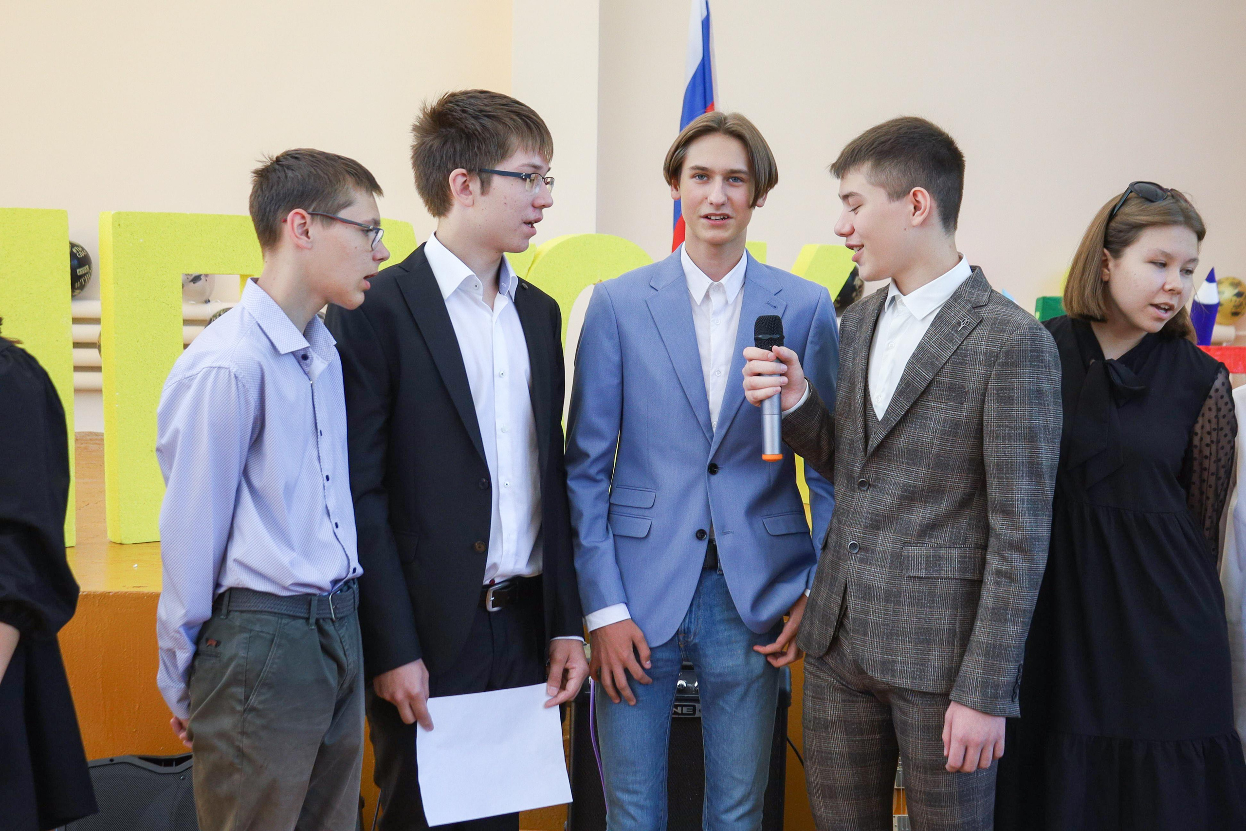 Вручение аттестатов 85 гимн. Фотограф Алёна Кладова