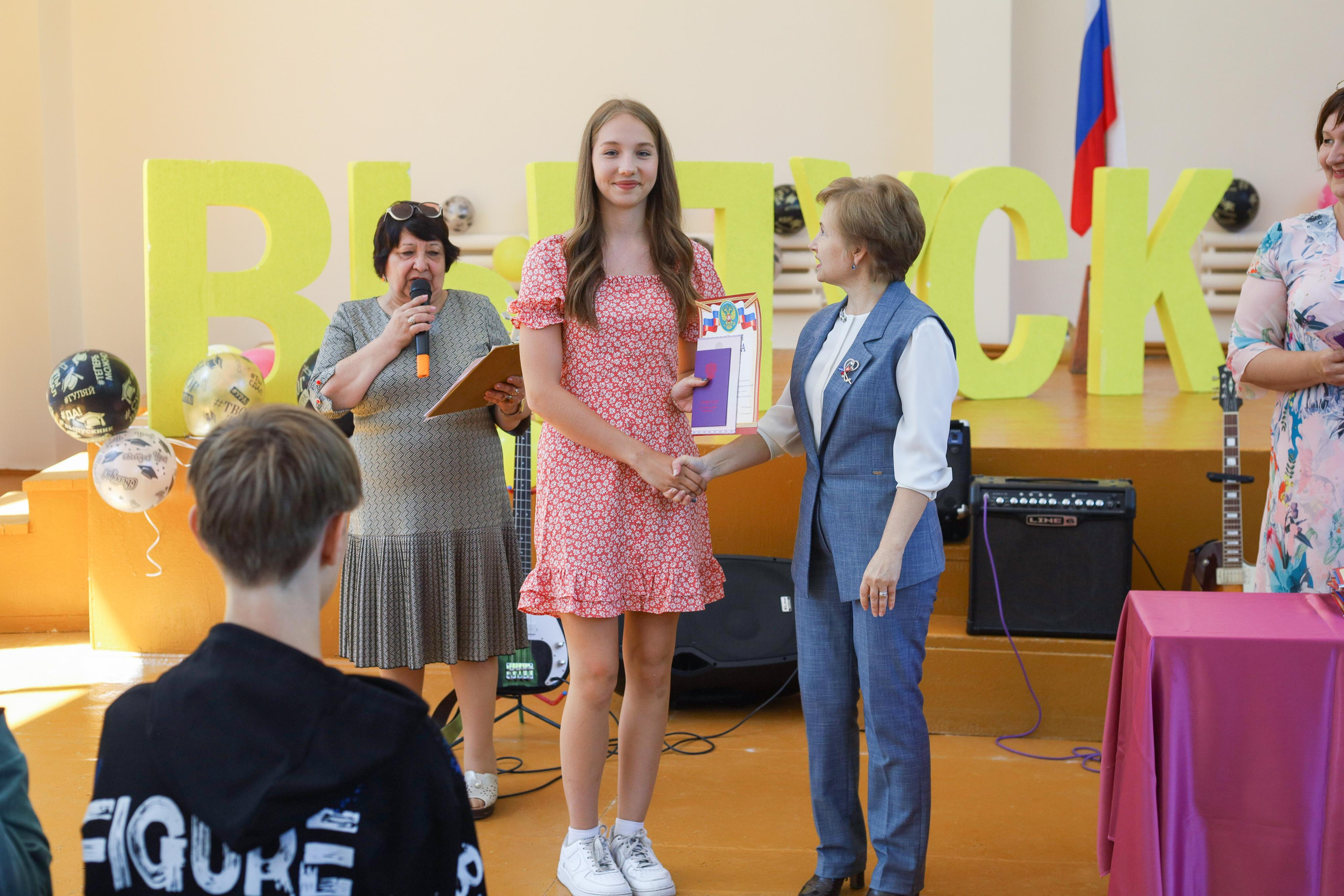 Вручение аттестатов 85 гимн. Фотограф Алёна Кладова