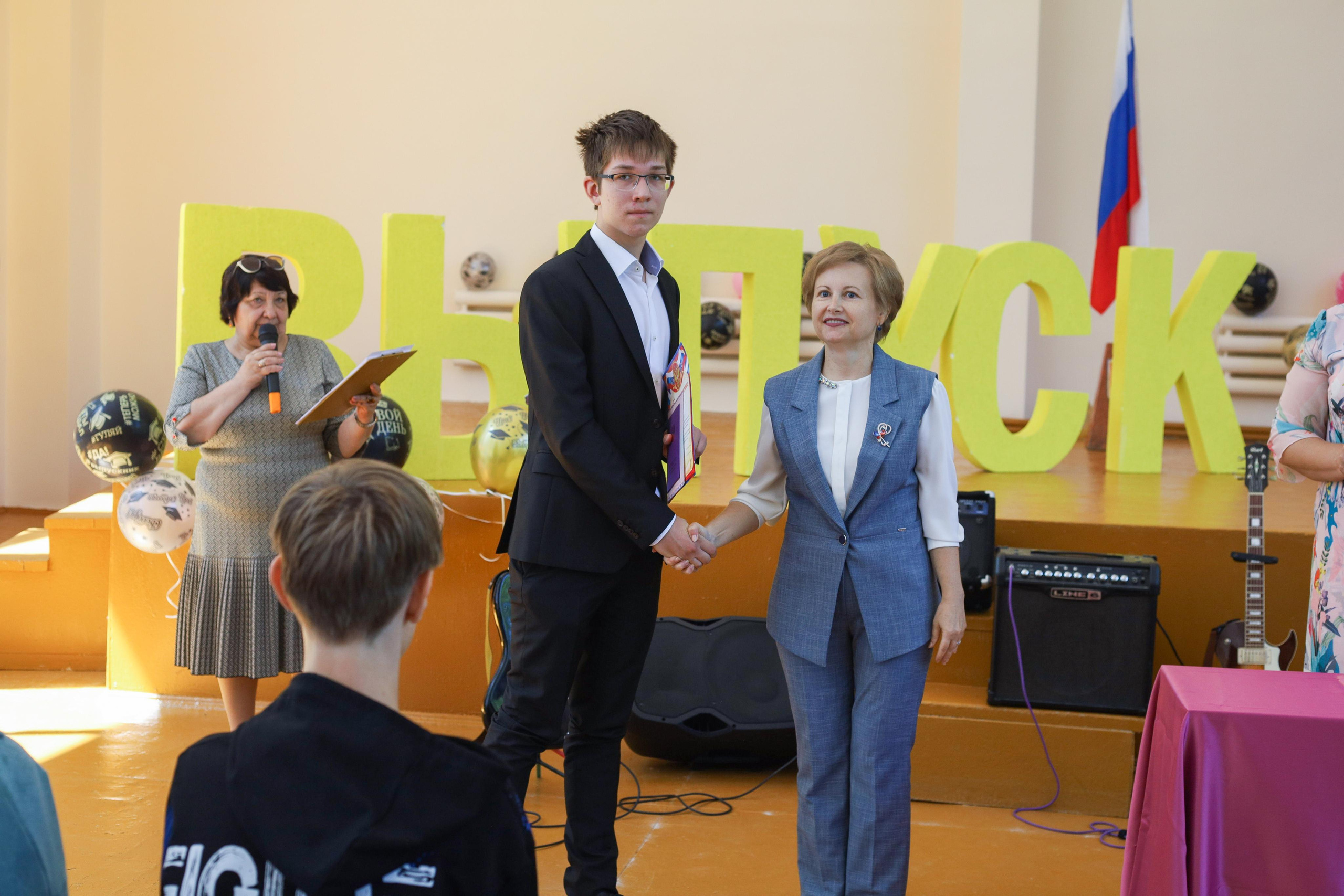 Вручение аттестатов 85 гимн. Фотограф Алёна Кладова