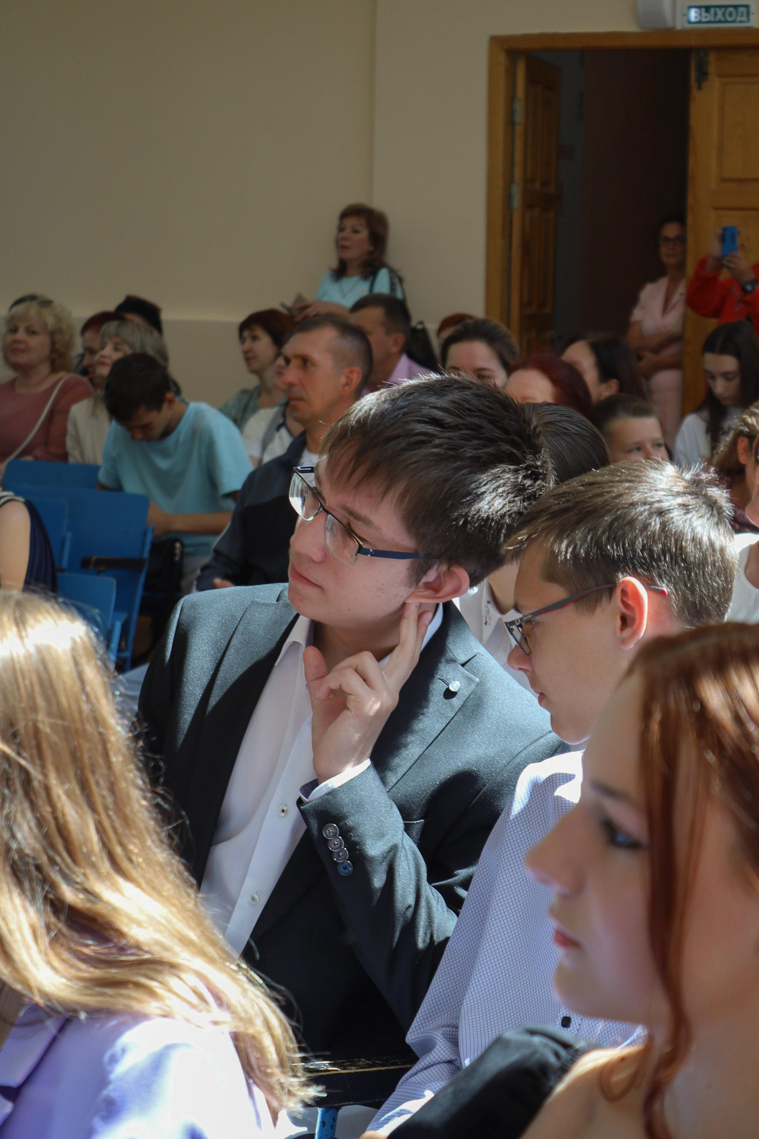 Вручение аттестатов 85 гимн. Фотограф Алёна Кладова