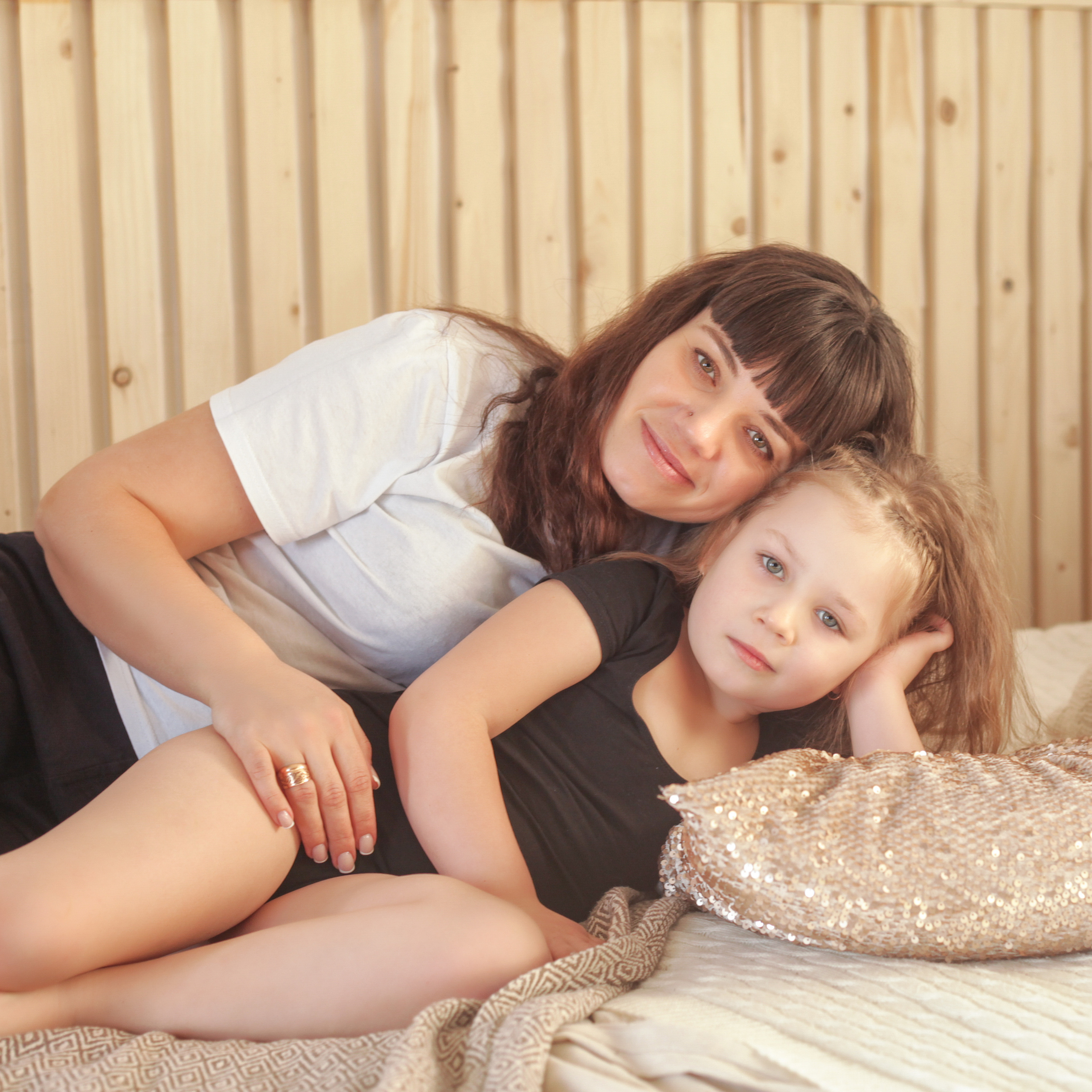 Мама и дочка в студии. Фотограф Алёна Кладова