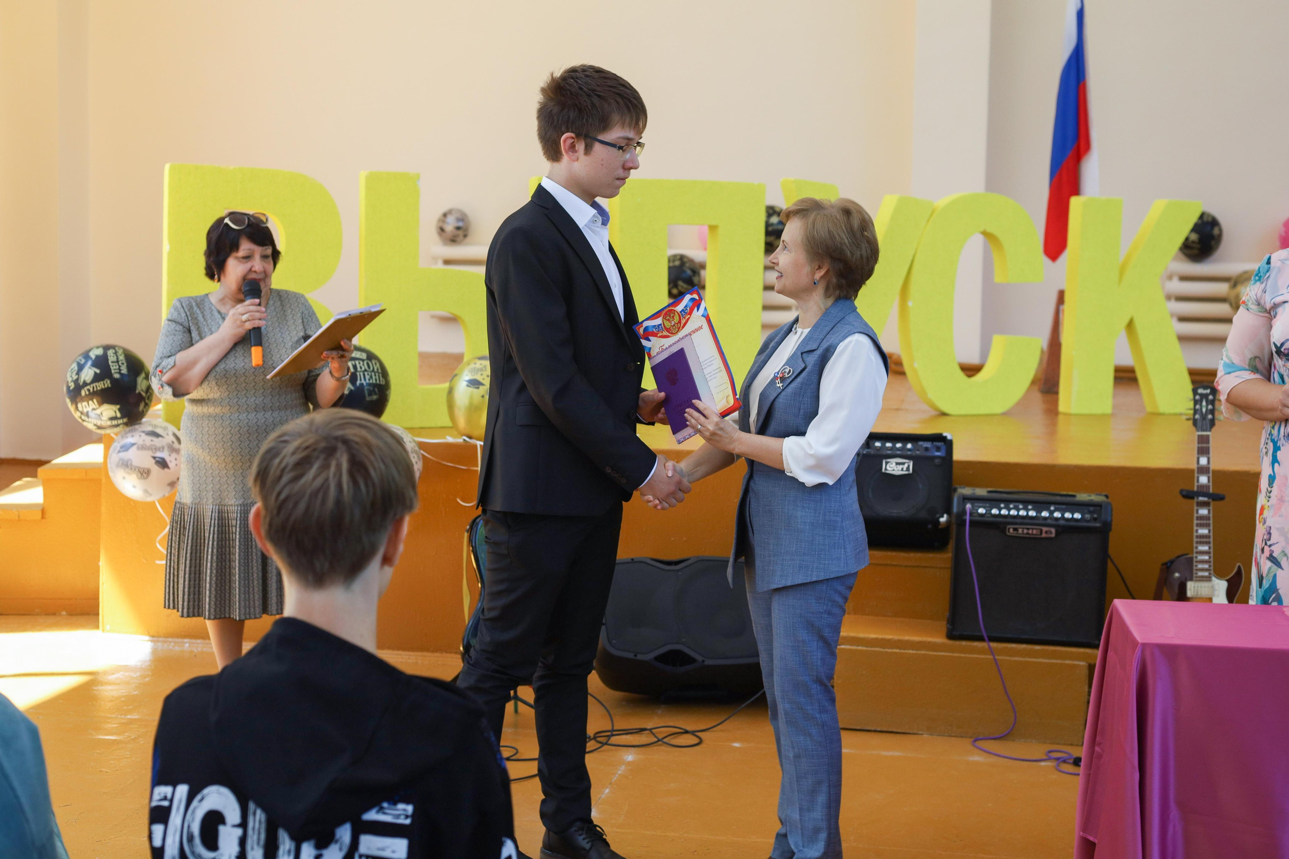 Вручение аттестатов 85 гимн. Фотограф Алёна Кладова