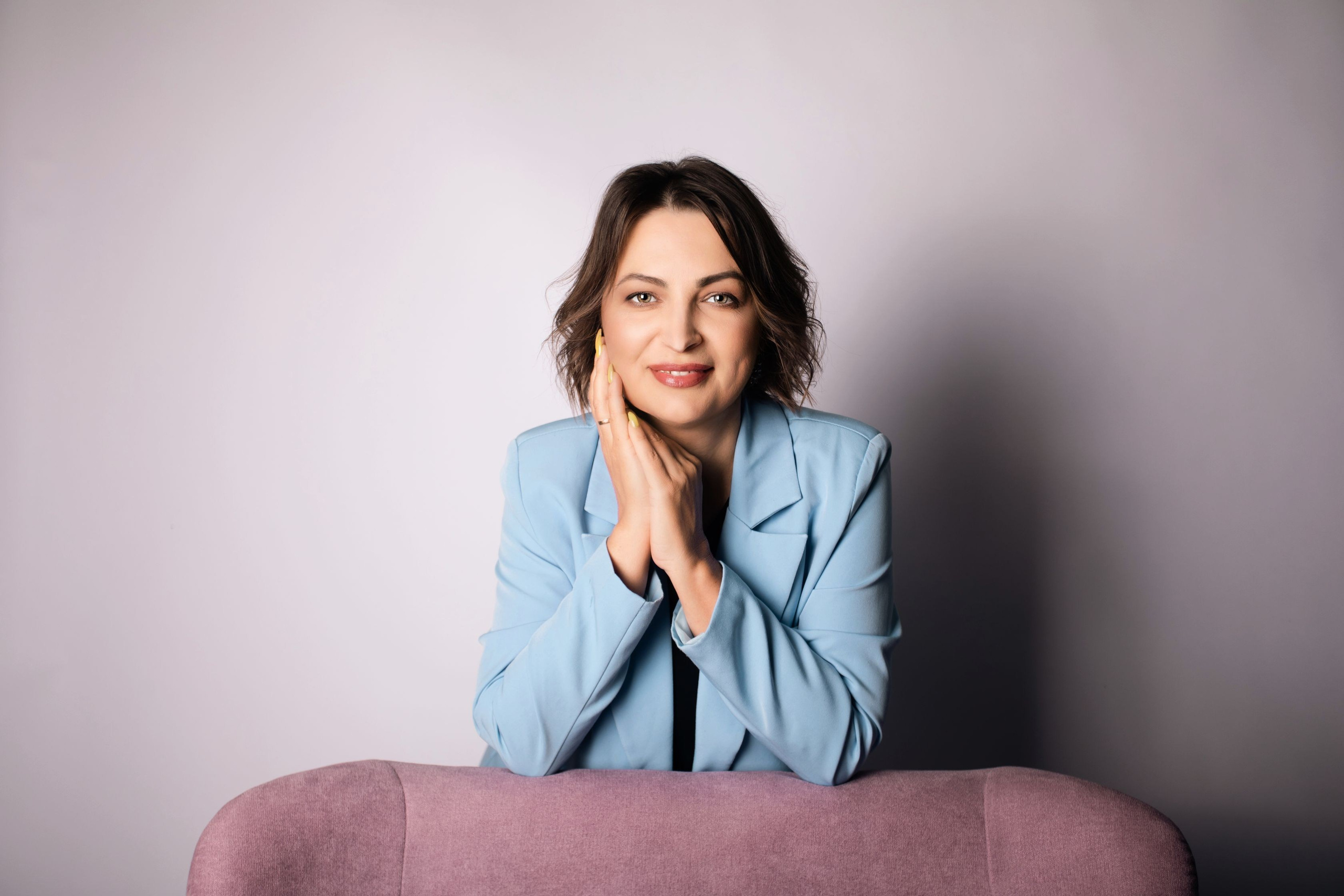 Индивидуальная женская фотосессия в студии FOTOGEN в Краснодаре | Премиум качество, фотосессия в стиле гэтсби.