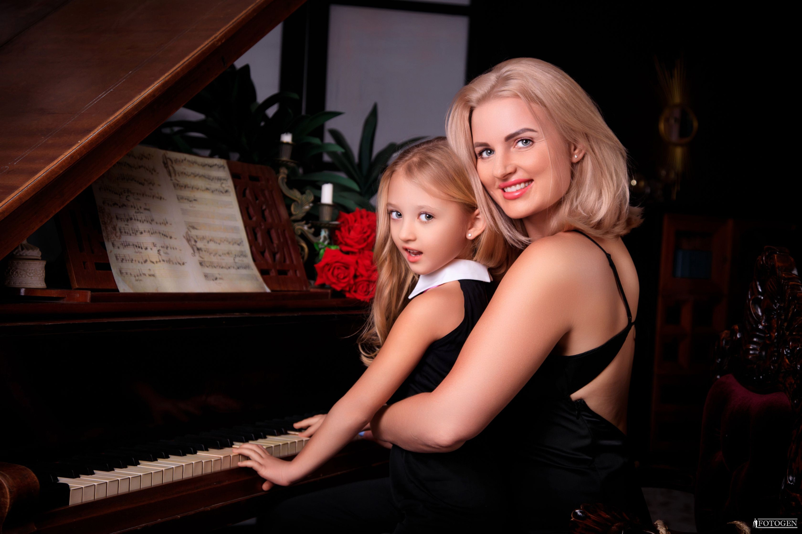 Семейная фотосессия: мама с детьми | Портфолио Fotogen. Интерьерная фотостудия FOTOGEN г. Краснодар