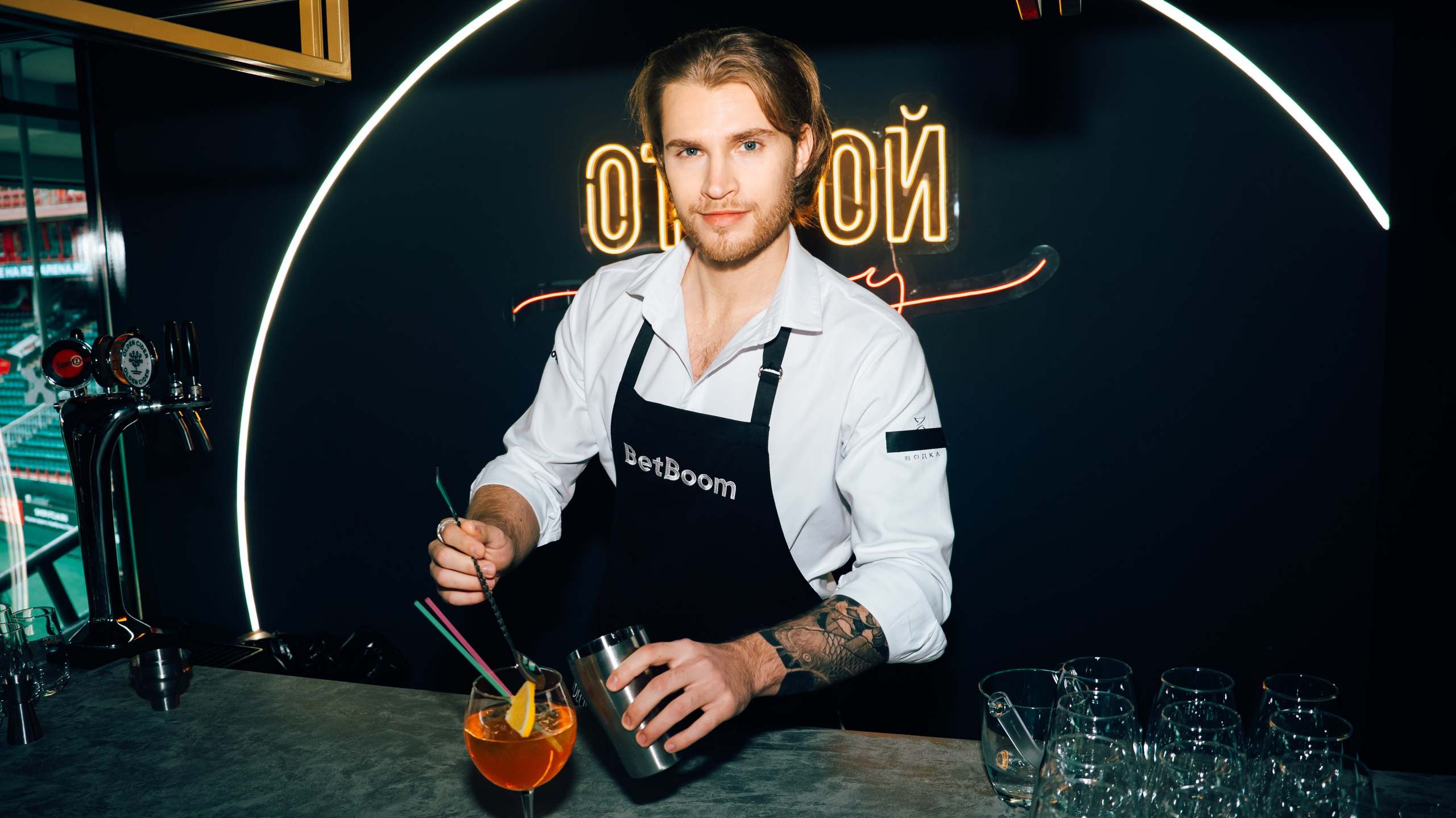 Pubblicità. Fotografo a Mosca con un’atmosfera notturna di foto