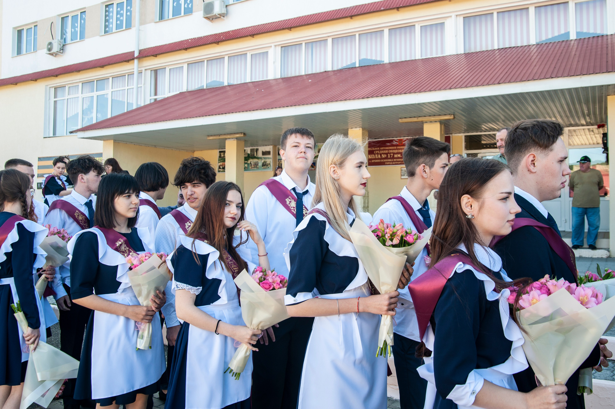 Последний Звонок МАОУ СОШ № 17 им. Эдуарда Есаяна — Архипо-Осиповка. Свадебный и семейный фотограф Денис Лукьянов в Краснодаре, Краснодарском крае и Республике Крым