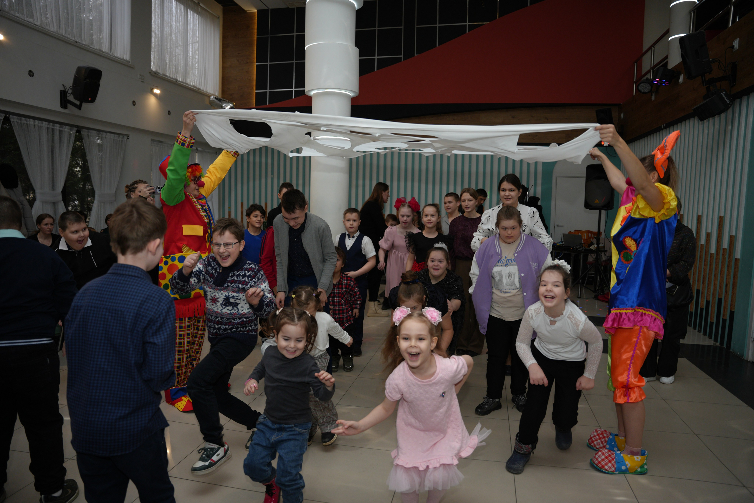 Социально —благотворительная акция «Ты в этом мире не один», посвященная Международному дню инвалидов. ВЫПУСКНЫЕ АЛЬБОМЫ, Школьный фотограф, семейный и свадебный в Саратове и области Ольга Плаксина