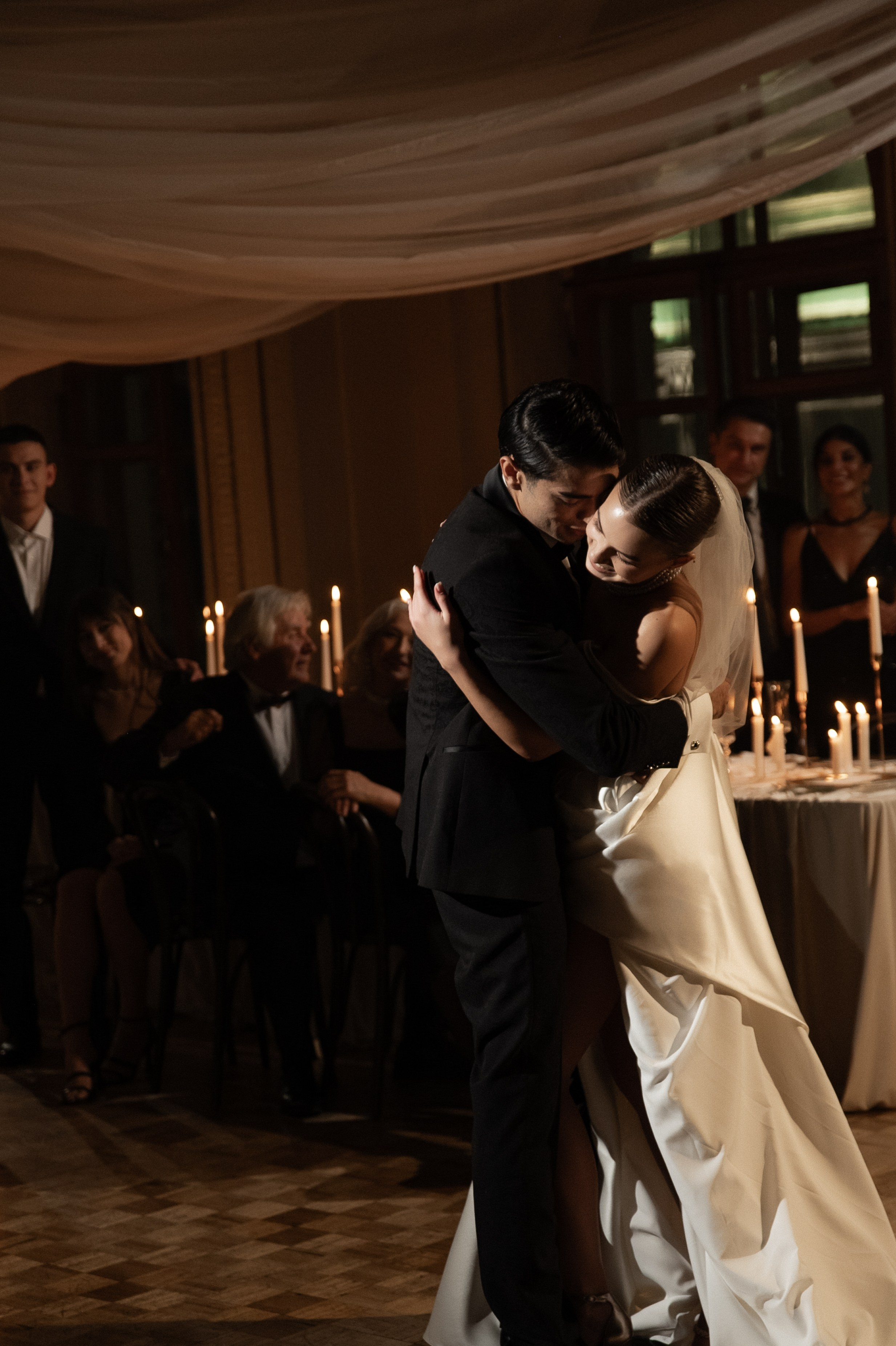 Камерный свадебный ужин при свечах в старинном особняке в фотостудии 21. Kult. Ярослава Ерина — свадебный фотограф в Москве