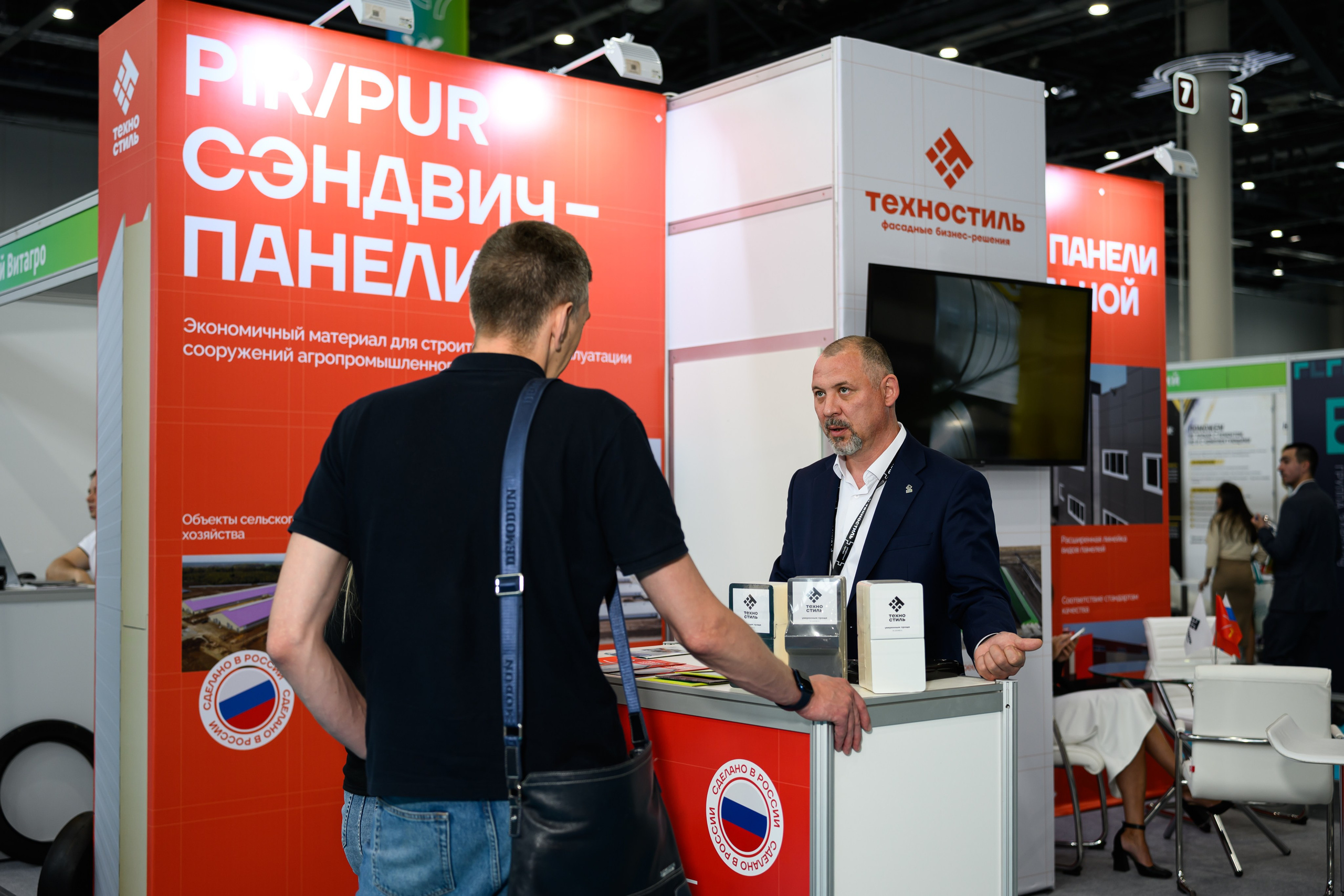 Фотографии стендов компаний, презентаций продукции и переговоров участников выставки «Агро Волга 2026», фотограф Алексей Клейменов