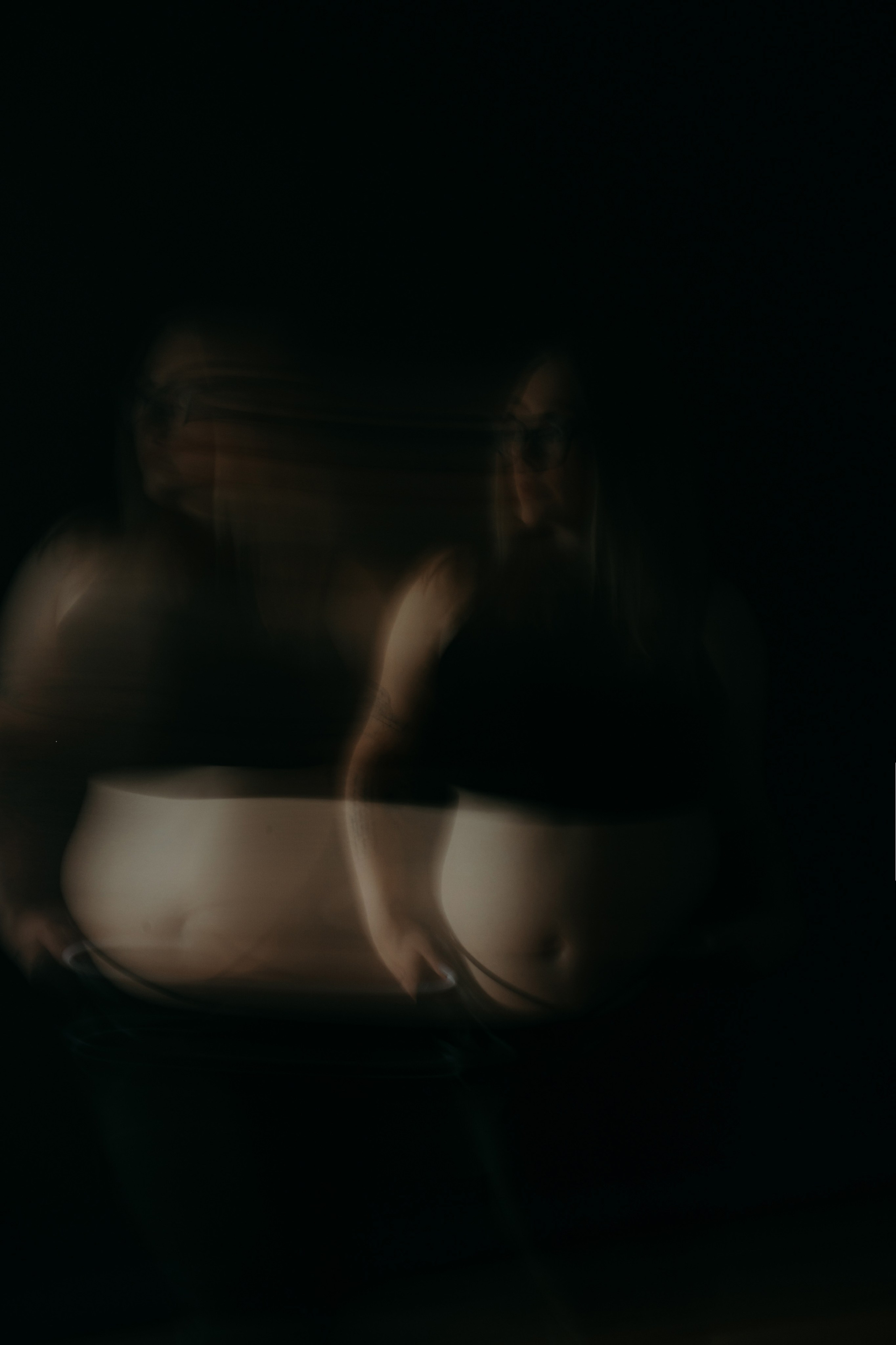 На черном фоне. Семейный и контент фотограф