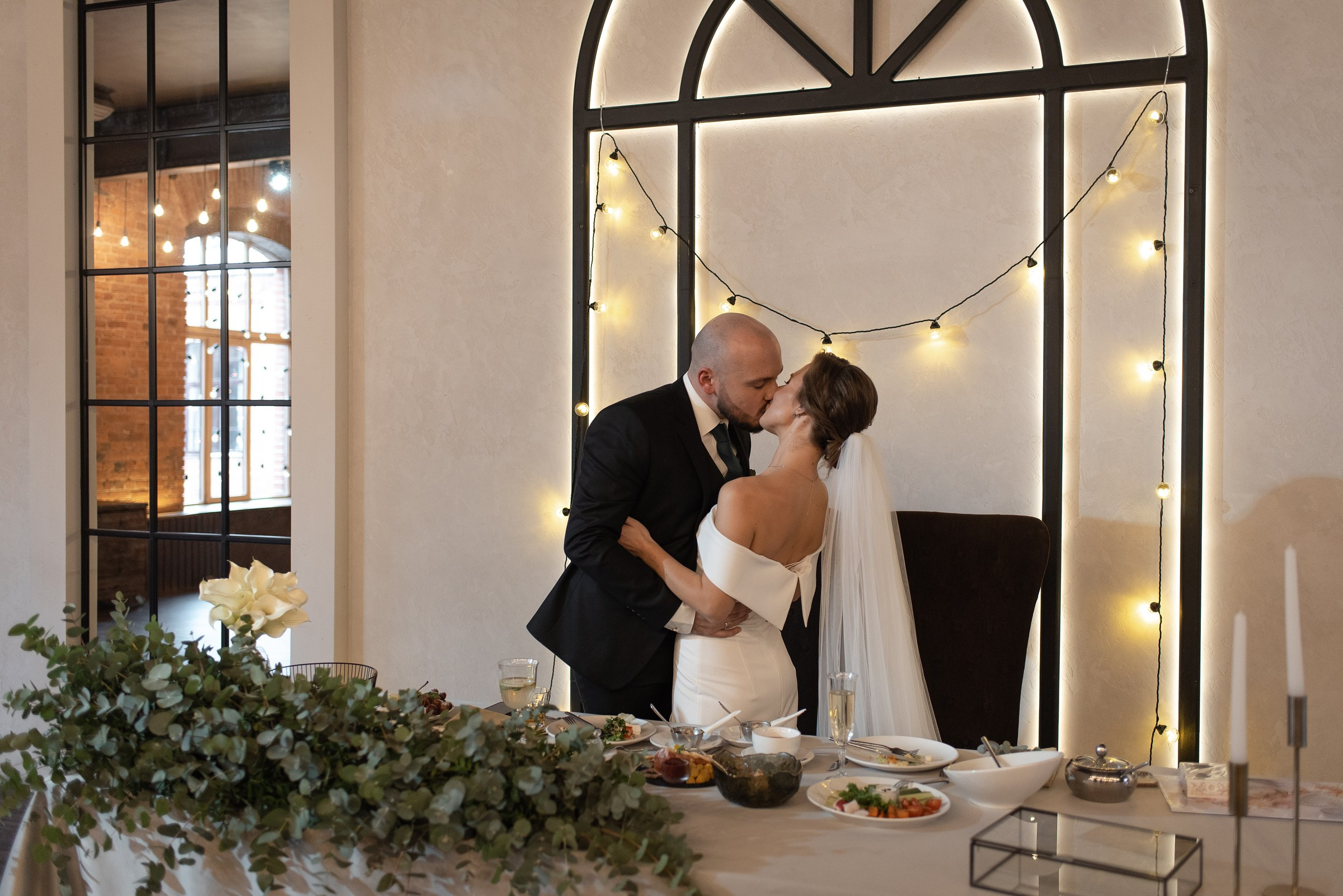 свадебный банкет в весеннем лофте