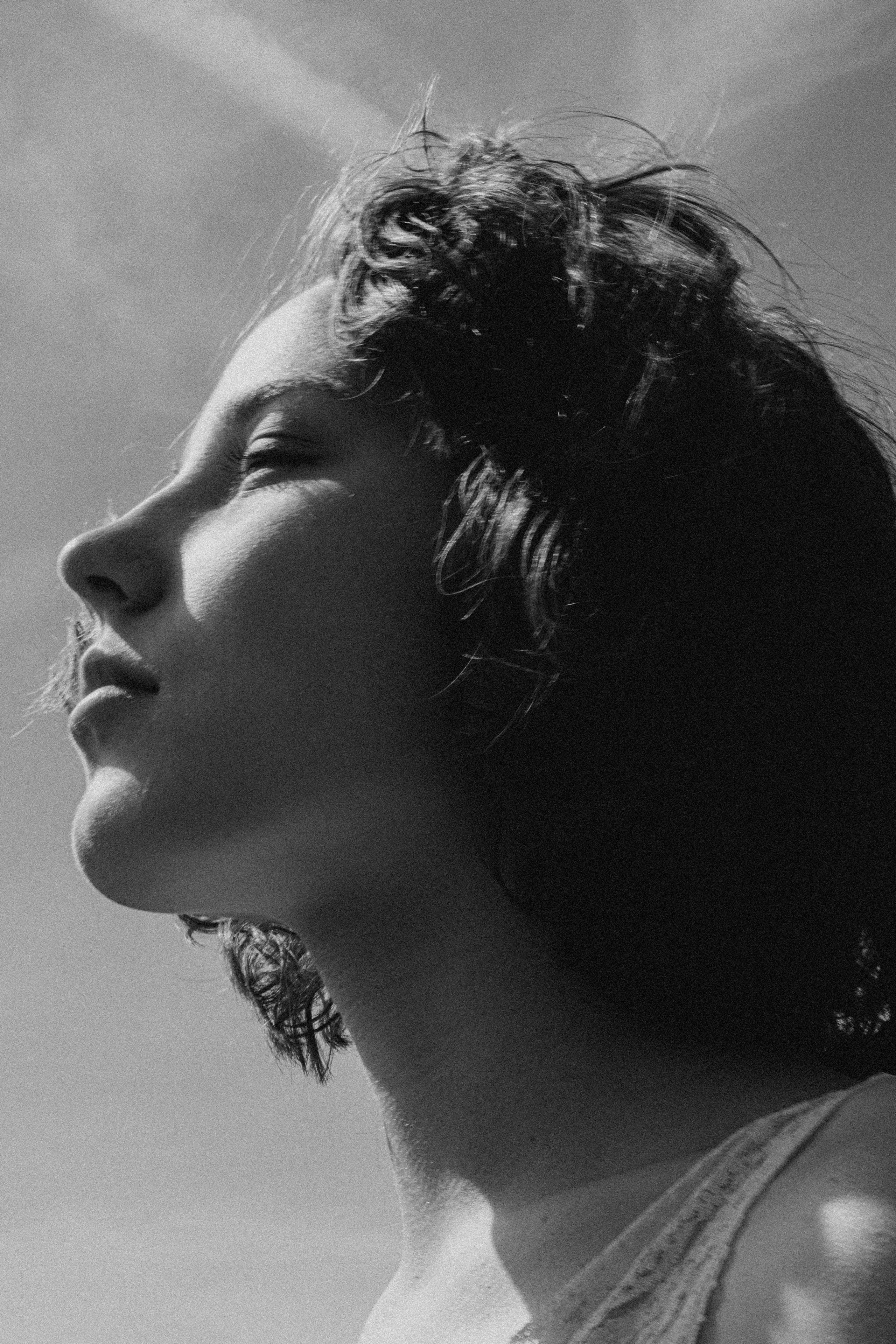 Чёрно-белая фотография модели в поле