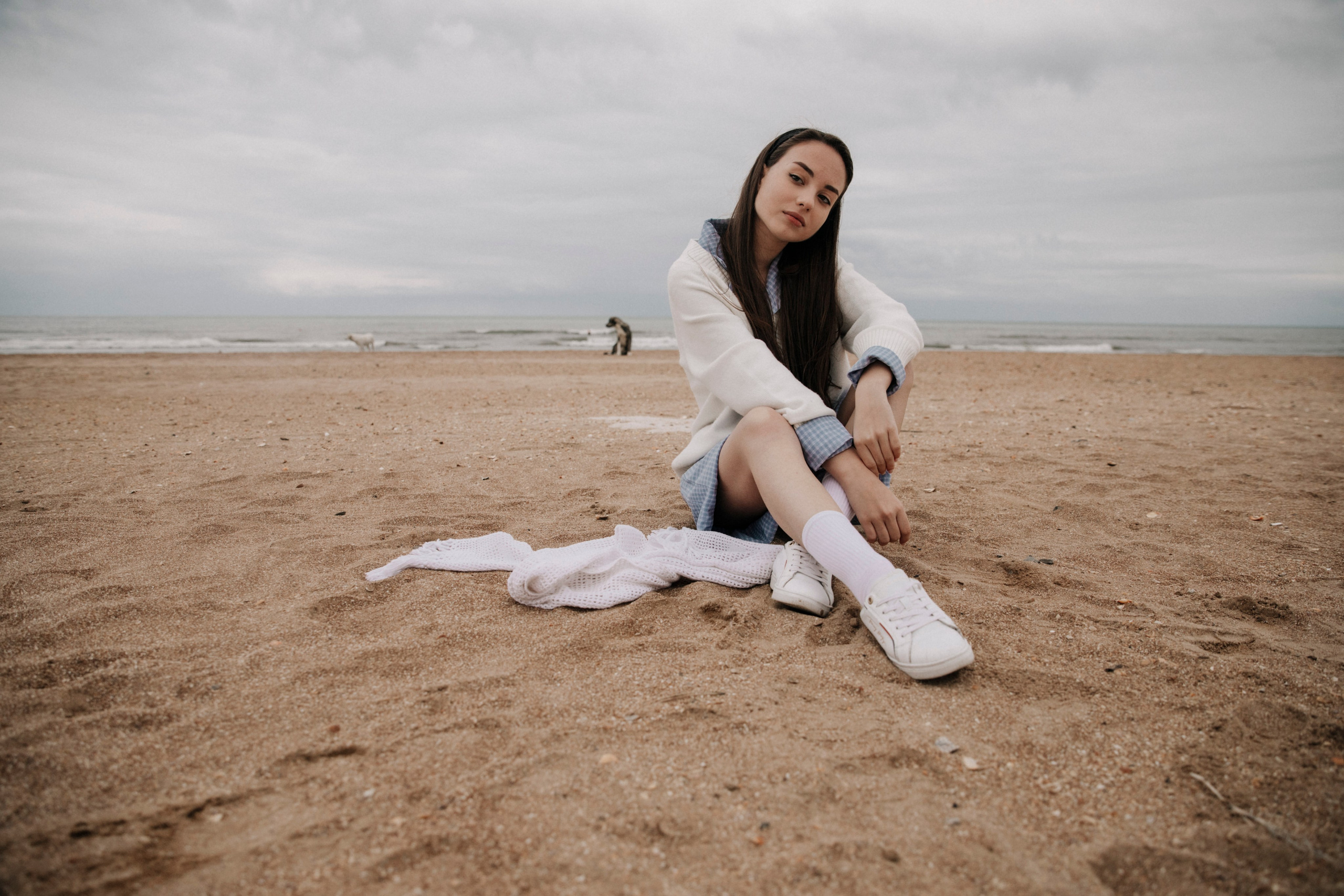 Фотосессия в пасмурную погоду, фотосессия в горах, фотосессия на пляже, фотосессия в туман, фотосессия у моря, фотосессия в стиле авиатор, авиатор, фотосессия Дагестан, Дагестан, женщины, девушка у моря, фотосессия на пляже