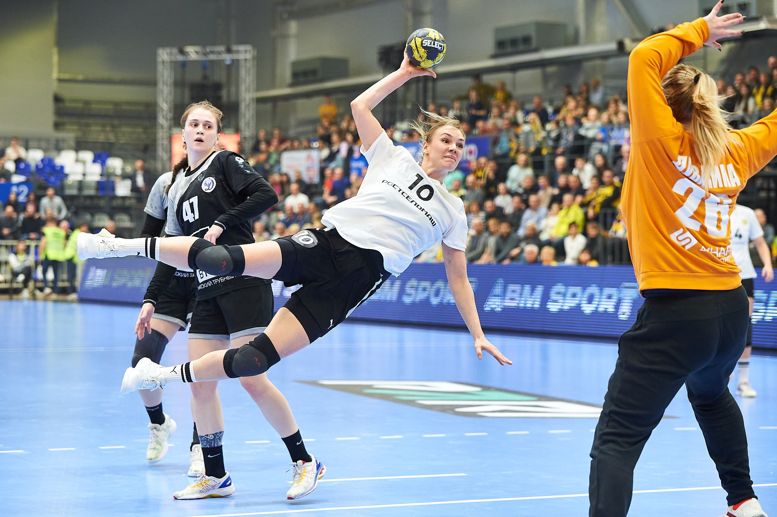 Съемка игрового момента во время гандбольного матча в Ростове-на-Дону