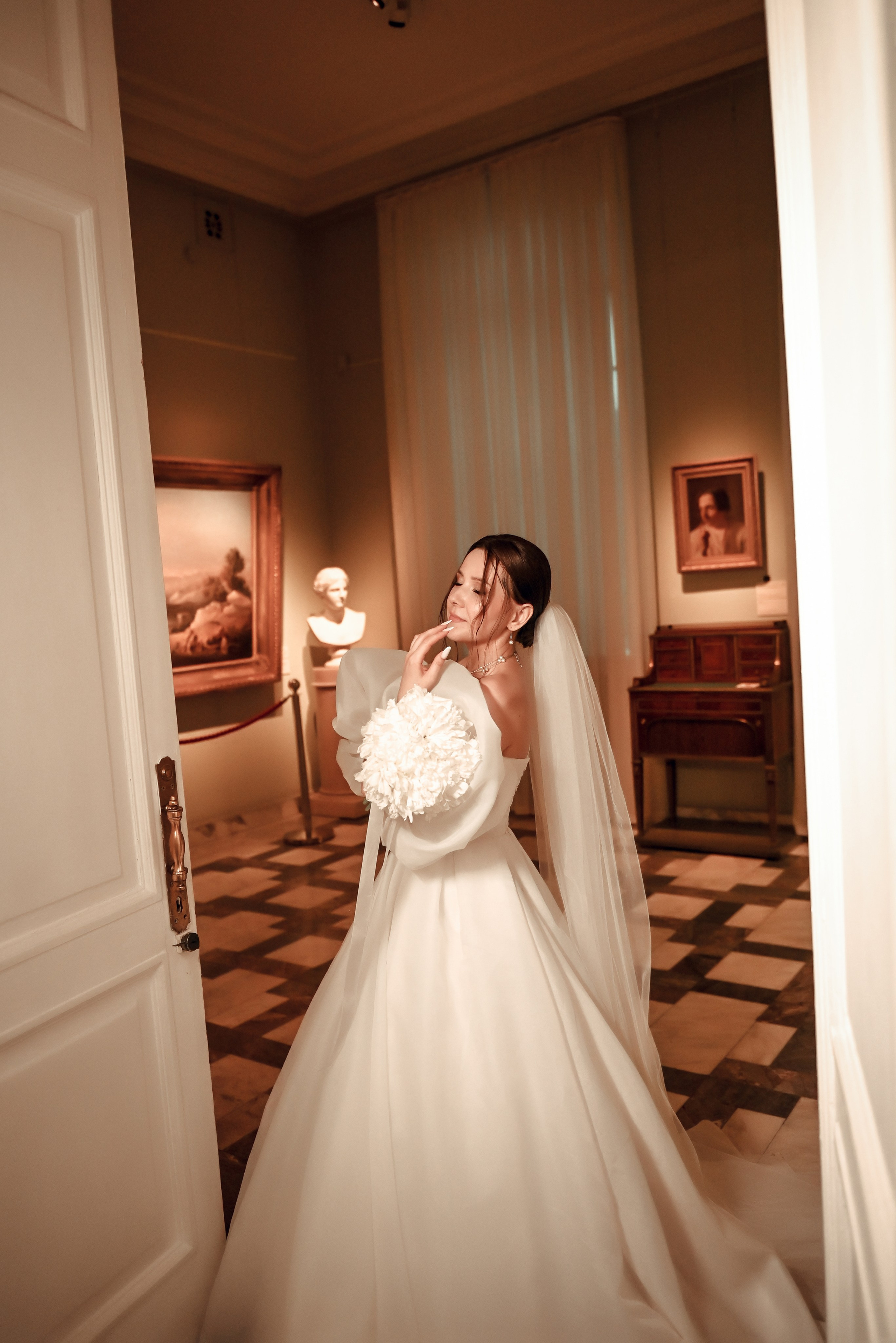 Небольшая свадебная серия в музее и прогулкой под дождем Эльмиры и Ризата. Свадебный, семейный, детский, контент фотограф в Омске Максим Ильин