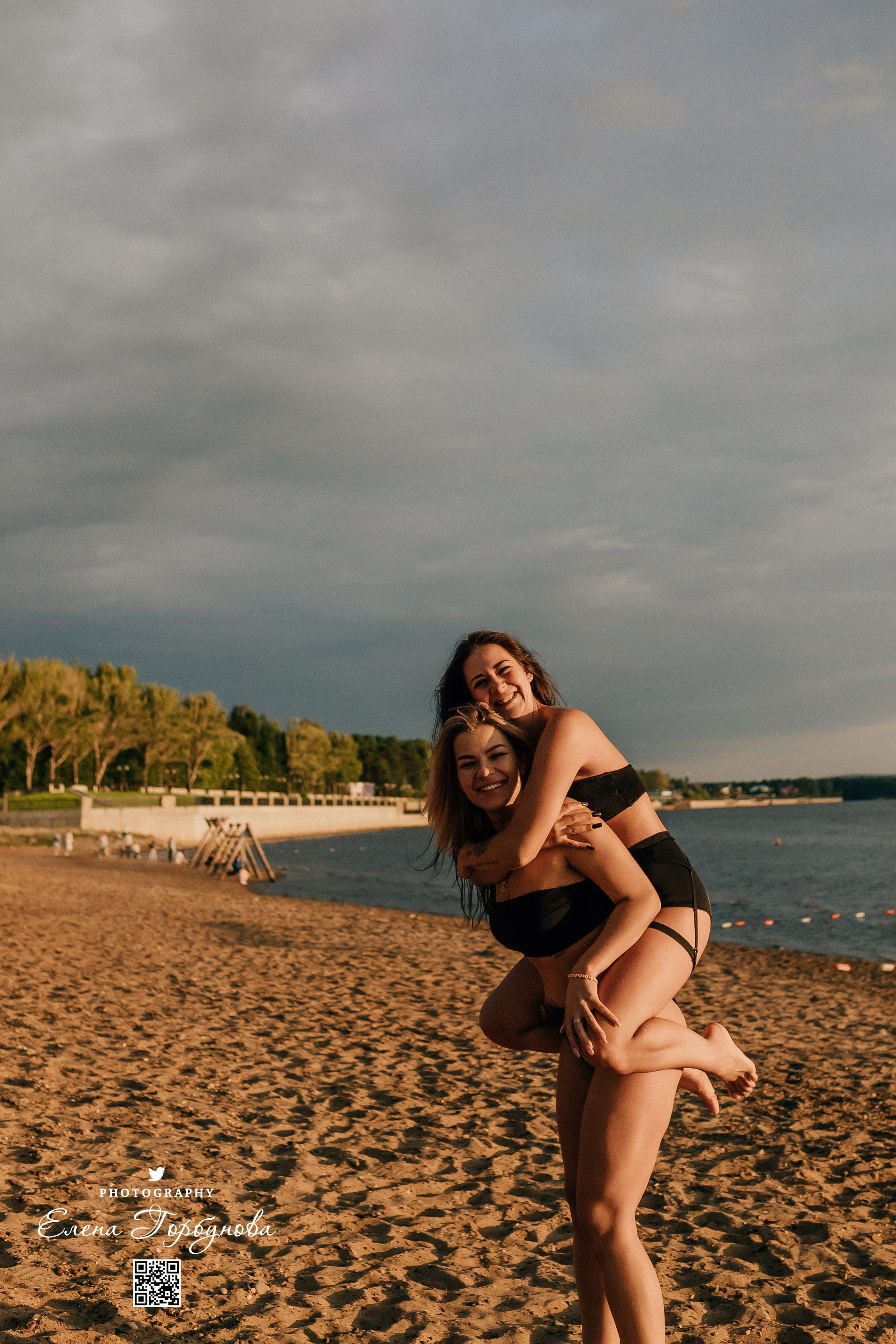 Черная серия с тканью. Набережная. Александра и Таисия. Июль 2025 г. Фотограф Пермь. Свадьбы. Семья и дети, школа, д. сад. Фотокниги