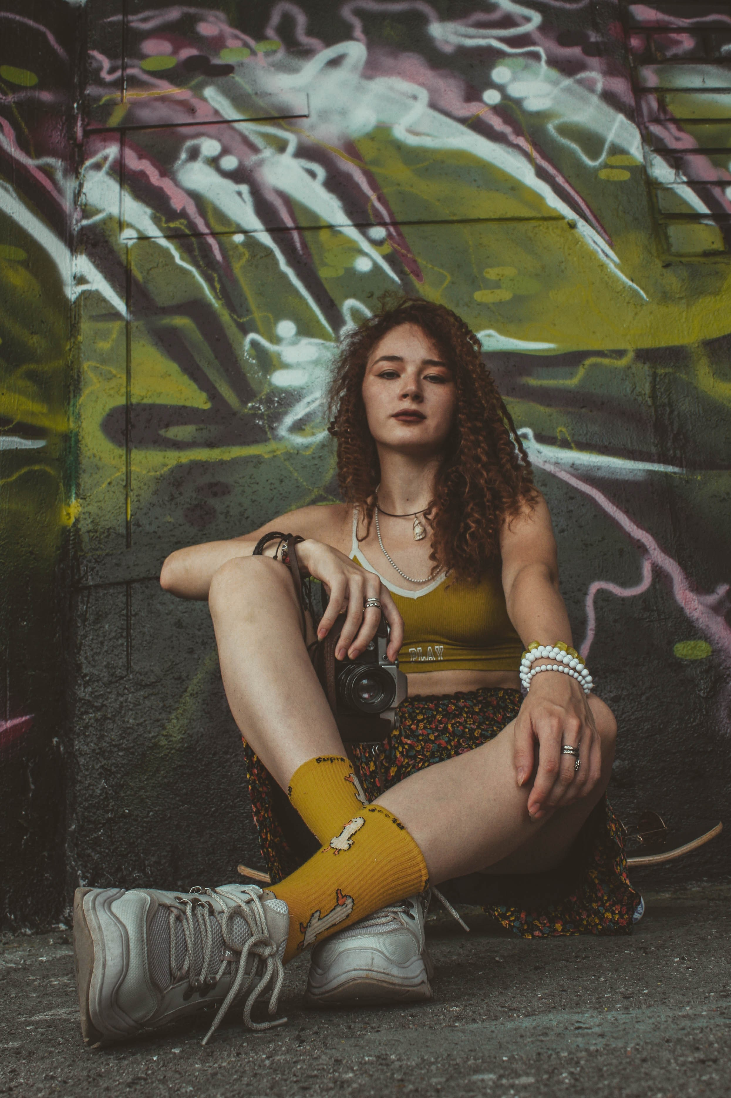 Индивидуальная летняя прогулочная фотосессия девушки в стиле ретро 60-80х в городе Томск