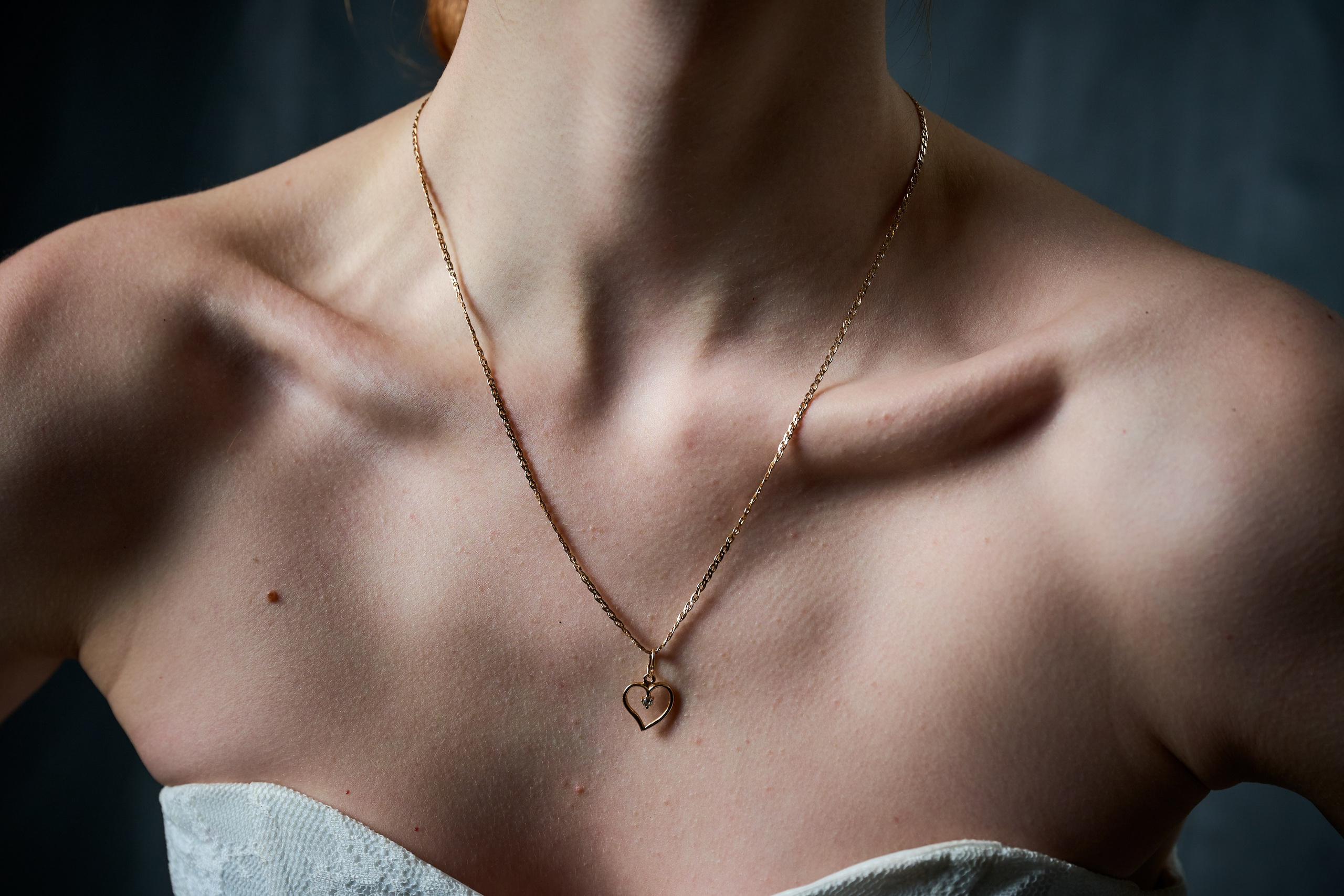 Тихая женская фотография — съёмка без ролей и позирования, где важнее состояние, чем образ