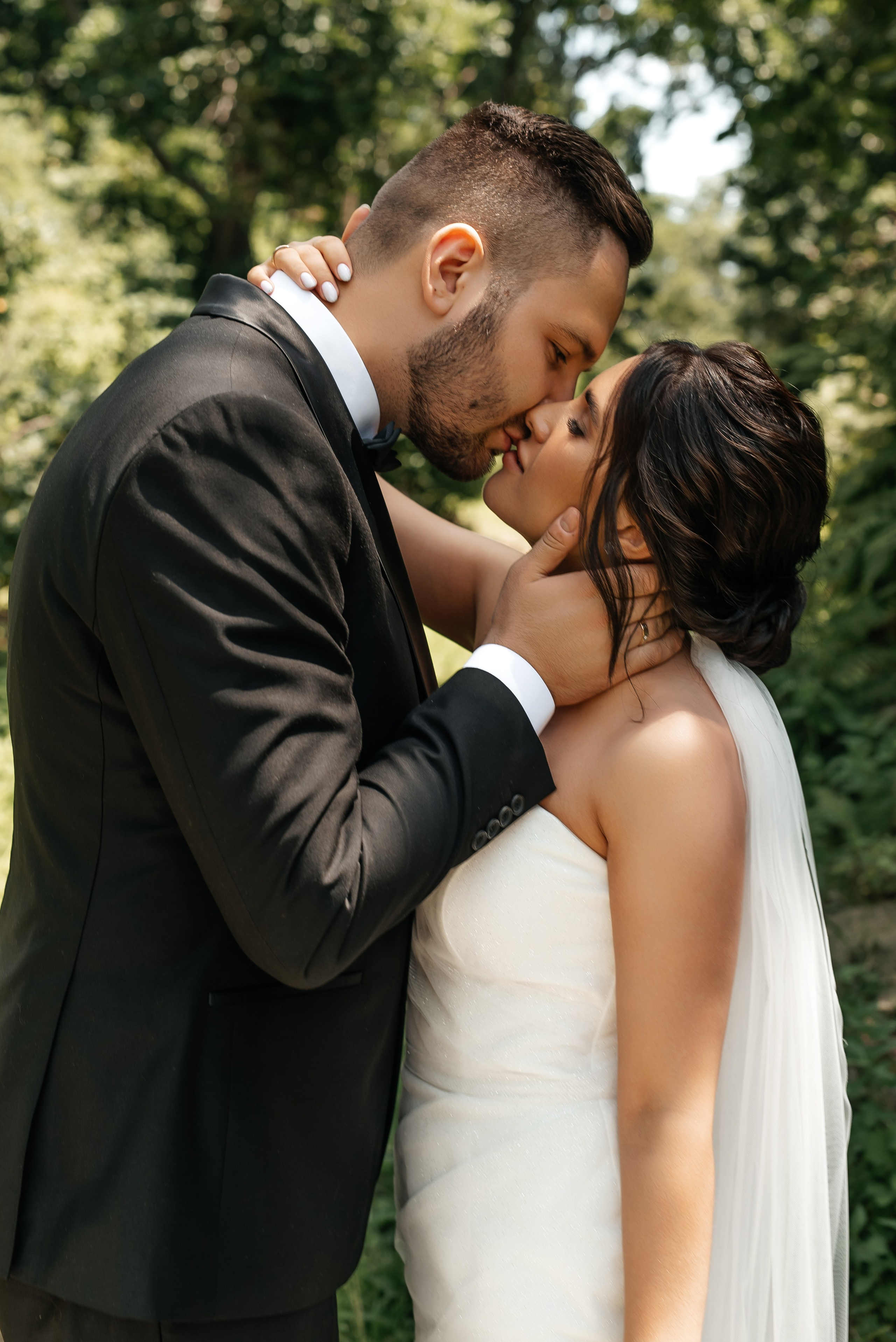 Полный летний свадебный день, прогулка на природе и в городе. Свадебный фотограф Елена Рякина