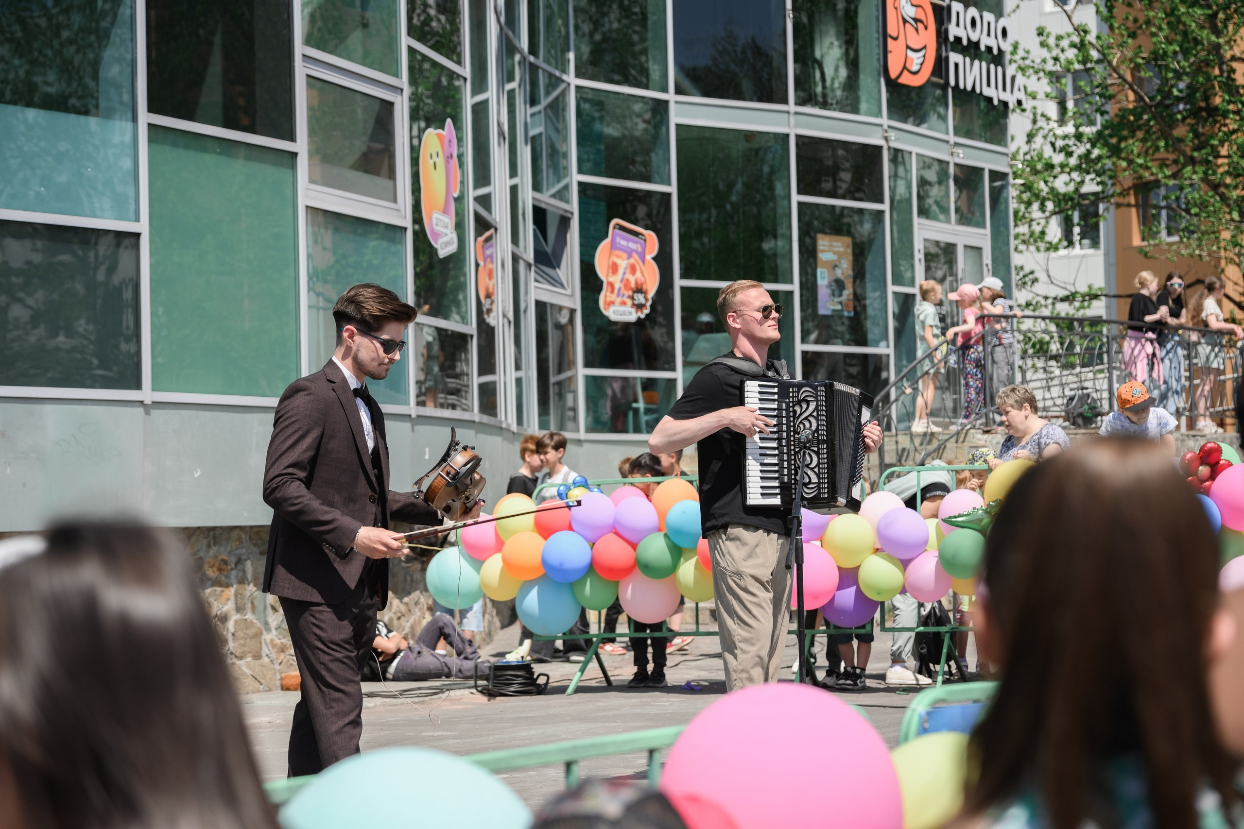 Фотосъемка открытия фонтана в День защиты детей в Петропавловске-Камчатском. Детская фотосессия у фонтана в Петропавловске-Камчатском, Яркие эмоции детей на празднике в Петропавловске-Камчатском. Фотосъемка семейного праздника у фонтана в Петропавловске-Камчатском, Профессиональная съемка детских мероприятий в Петропавловске-Камчатском.  