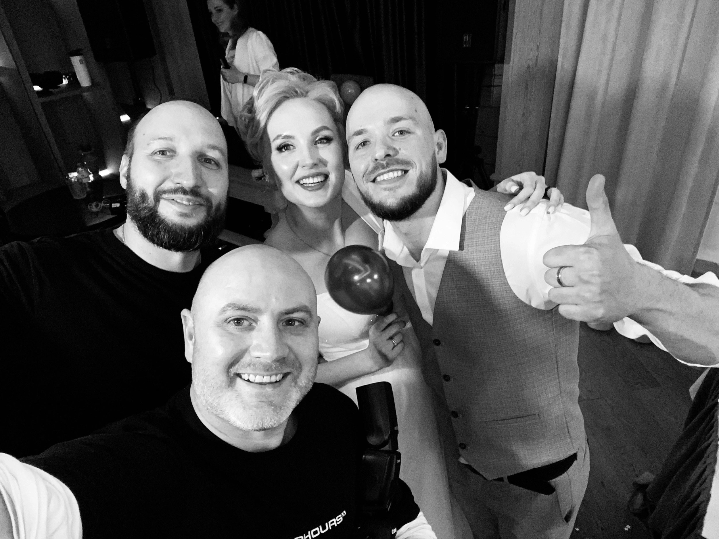 Фотограф в кадре — на протяжении уже 10 лет, по традиции делаю обязательно фото с молодыми!. Свадебный фотограф Александр Абрамов Москва / Зеленоград