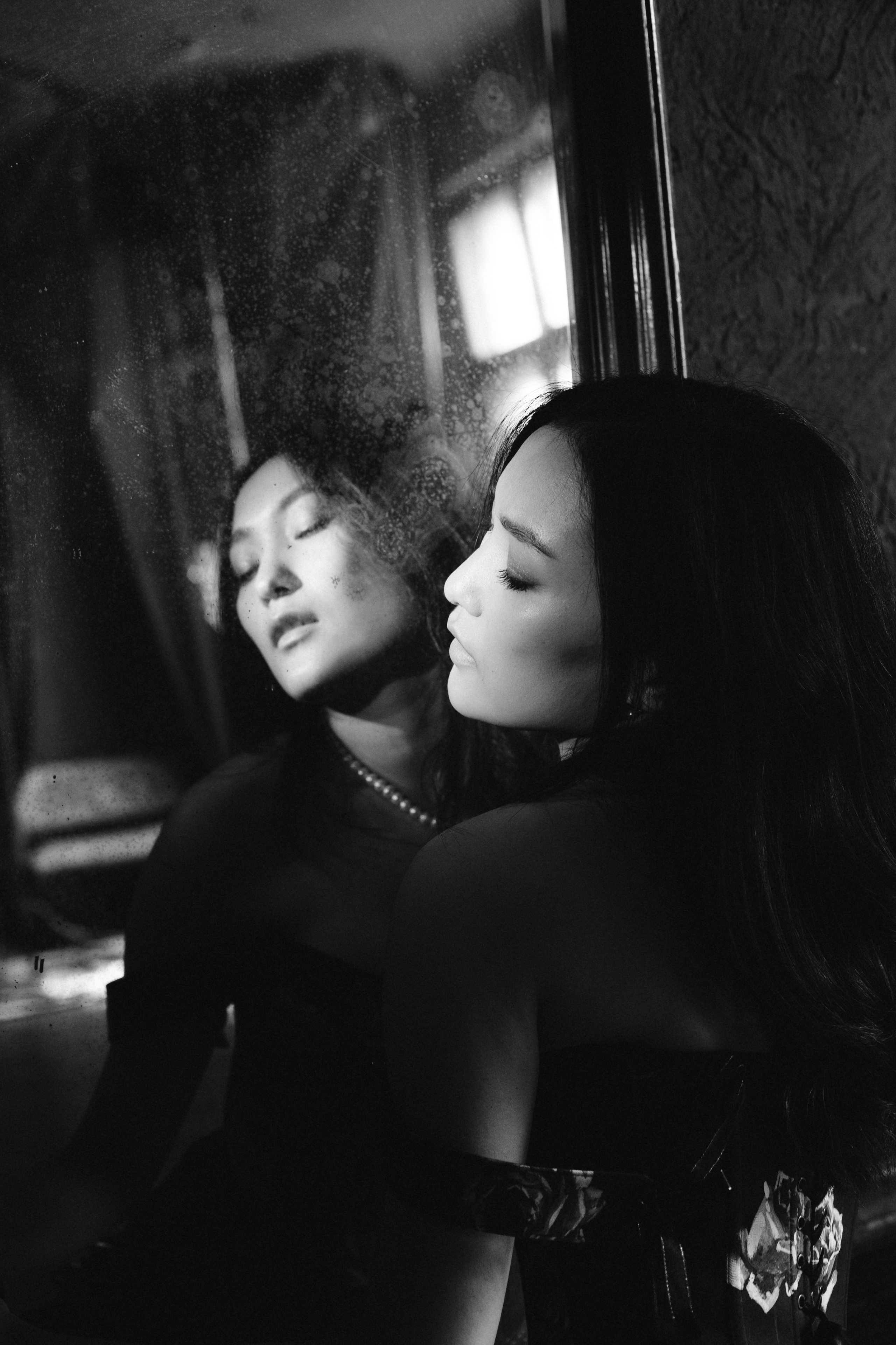 Драматичный женский портрет, глубокий взгляд, контрастное освещение,фотосессия Новосибирск, женская фотосессия в Новосибирске, женский фотограф, фотосессия в студии, красивая девушка