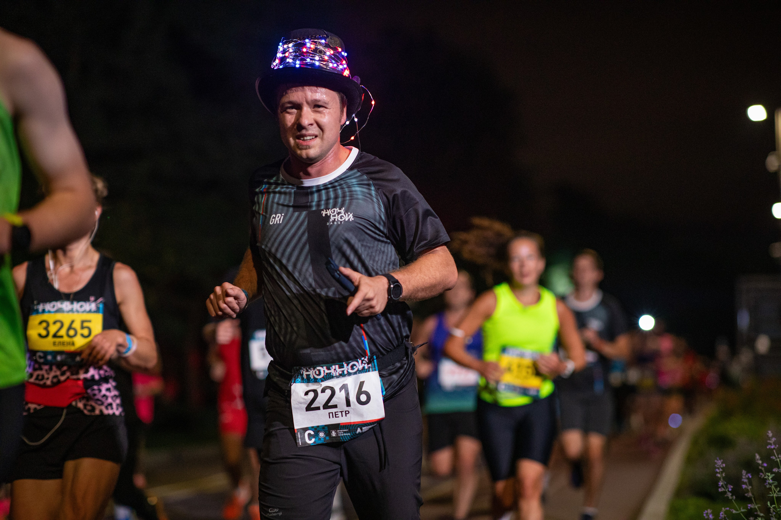 Ночной забег в ленте фотографий бегунов 03.08.24. Фотограф Сергей Ловкий