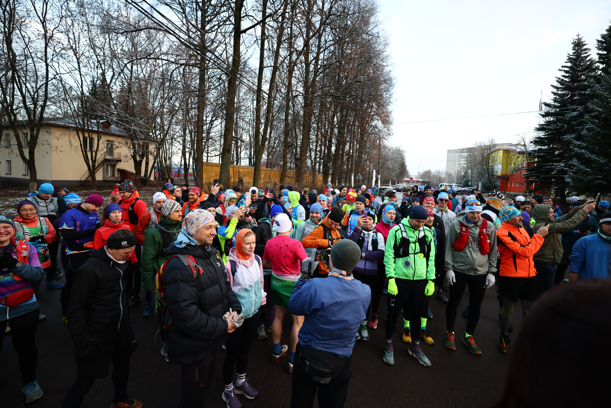 Два лепестка Химкинского марафона у дома, 23.11.25. Фотограф Сергей Ловкий