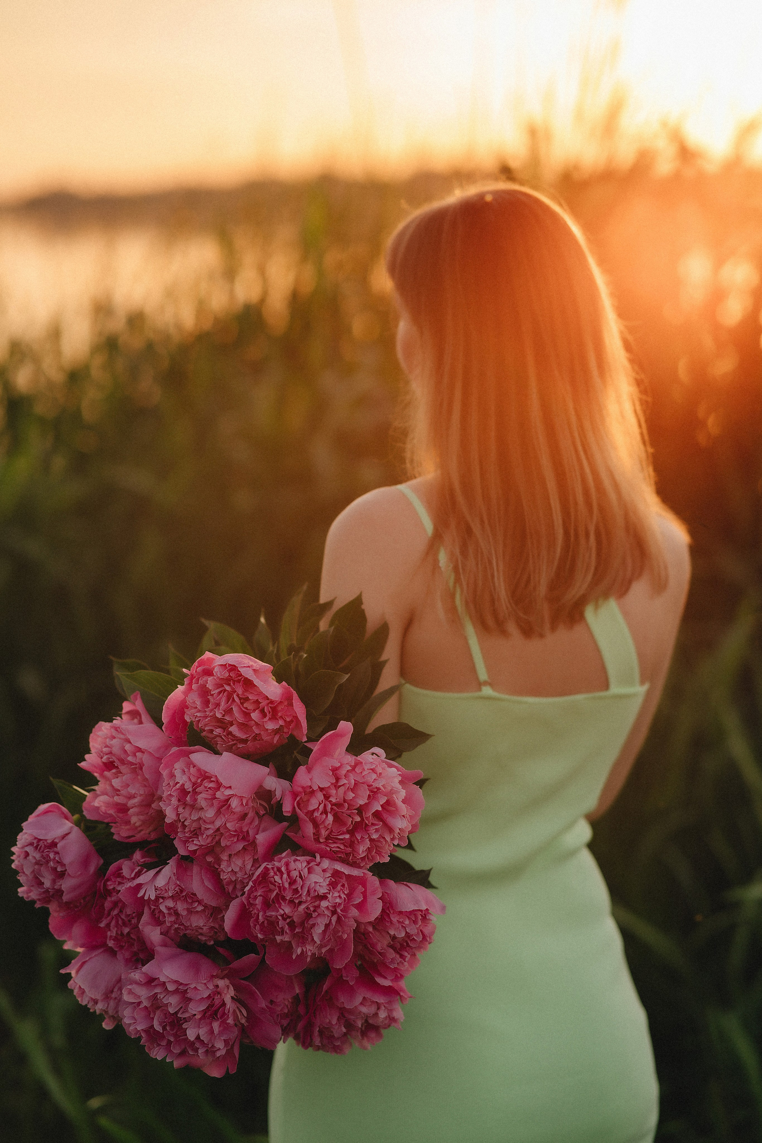 Анастасия | Съемка на закате с букетом пионов. Фотограф Карина Шмулёва. Воронеж и область